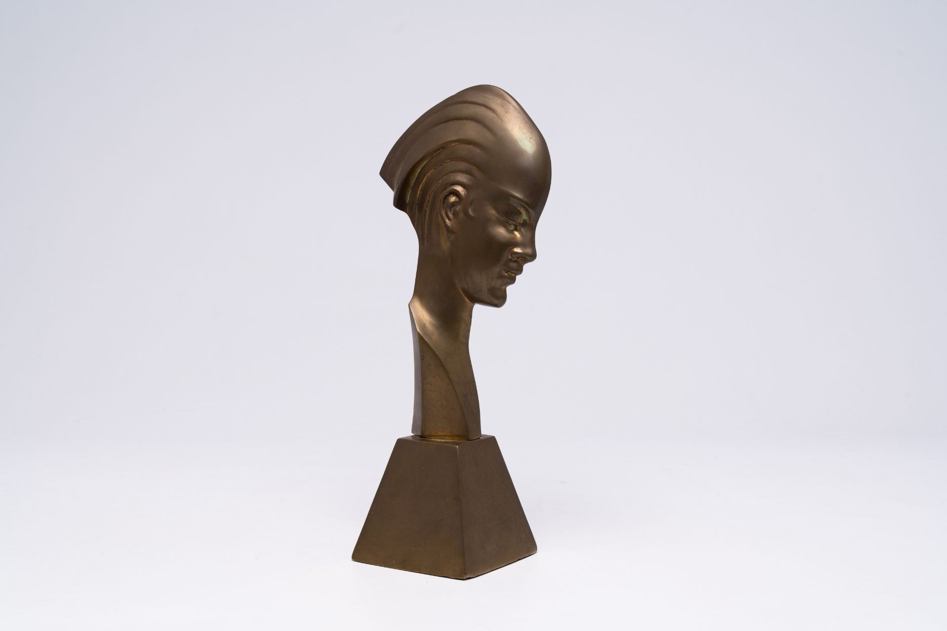 Belgian school: Art Deco bust of a lady, bronze, first half 20th C.