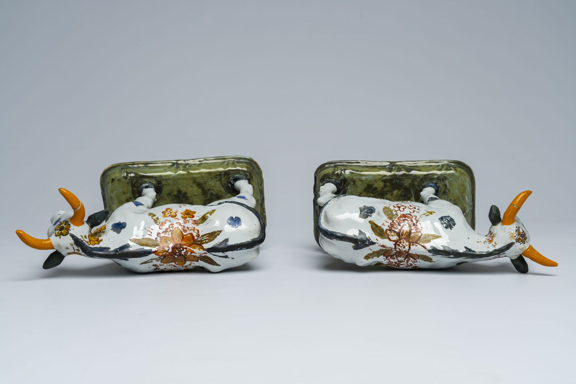 A pair of Dutch Delft partly cold-painted polychrome cows, 18th C. - Image 6 of 7