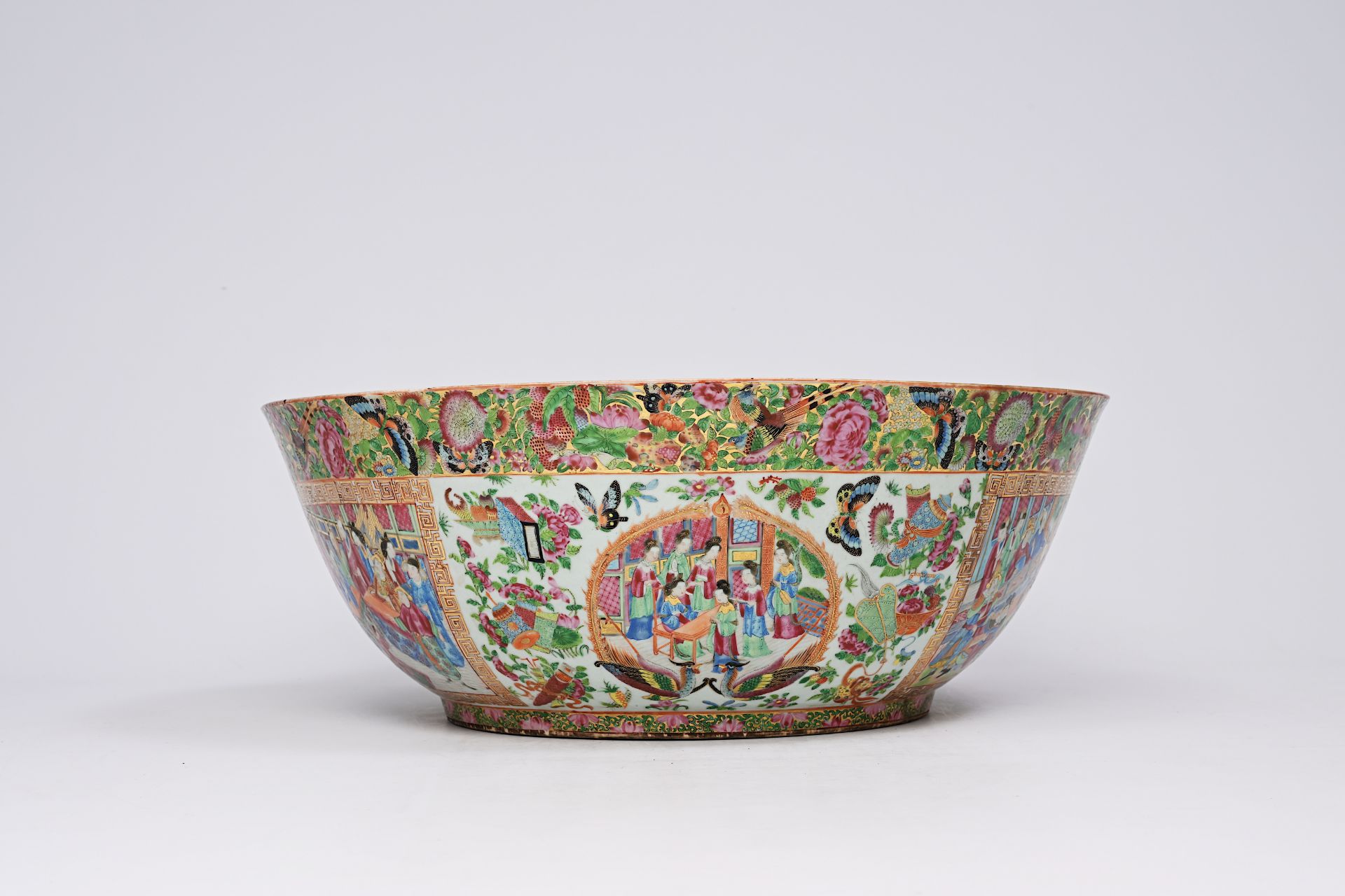 An imposing Chinese Canton famille rose bowl with palace scenes, antiquities and floral design, 19th - Bild 3 aus 10