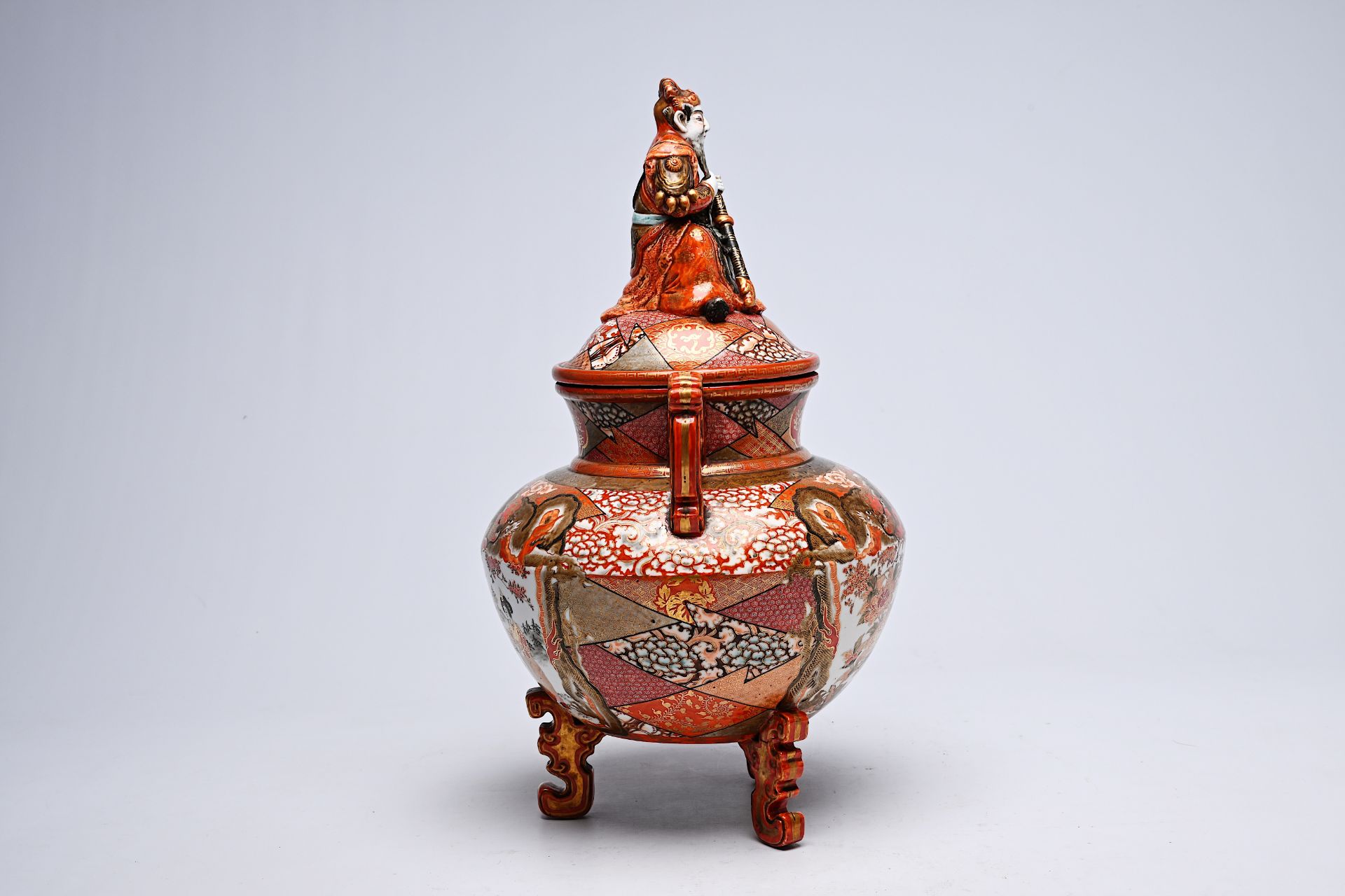 A Japanese Kutani incense burner crowned with an Immortal with ladies in a landscape, dragons and bi - Image 4 of 9