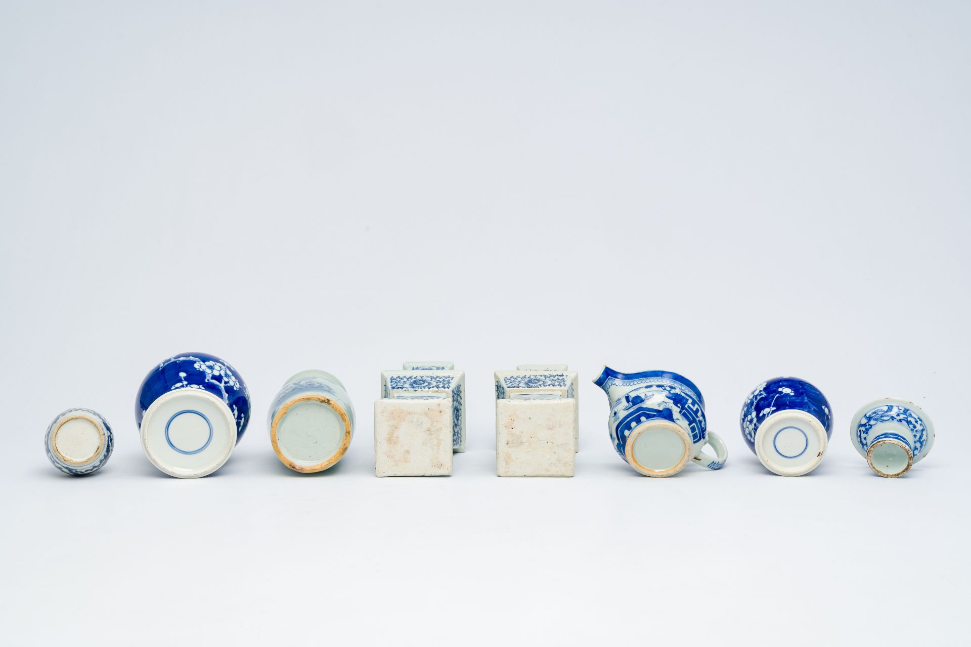 A varied collection of Chinese blue and white porcelain, 19th/20th C. - Bild 14 aus 30