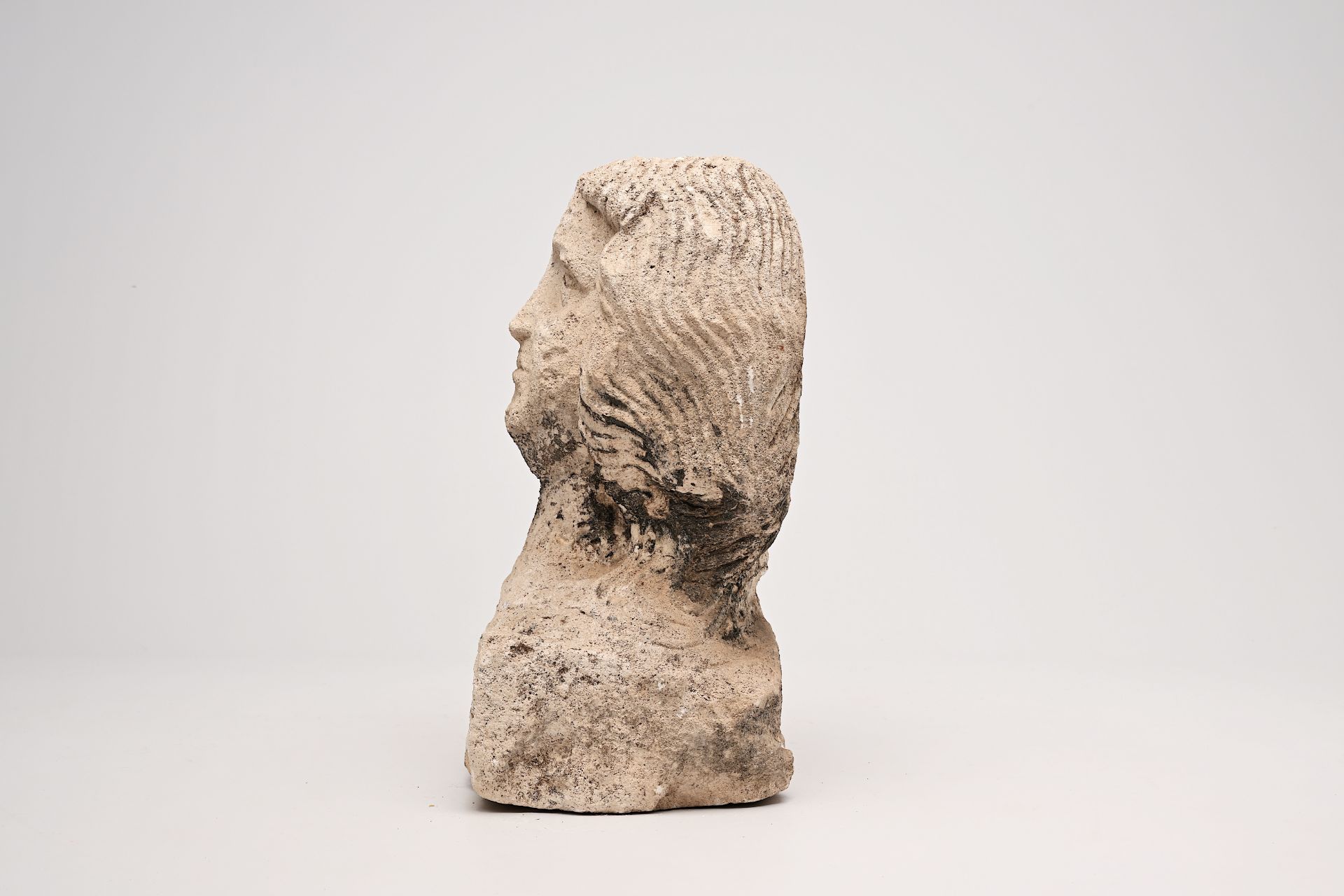 An architectural stone sculpture of a man's head, probably 16th C. - Bild 2 aus 7