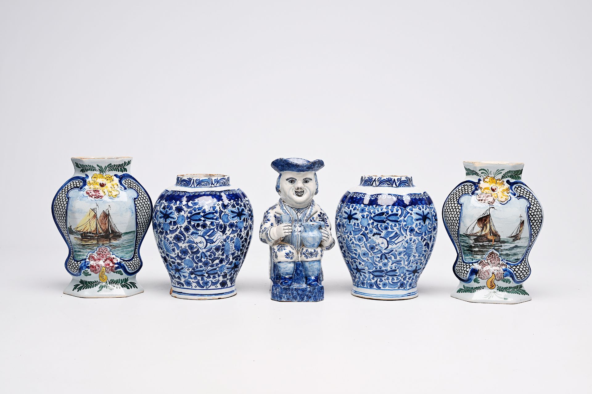 A varied collection of blue, white and polychrome earthenware items, Delft, France and Spain, 18th/1 - Image 4 of 18