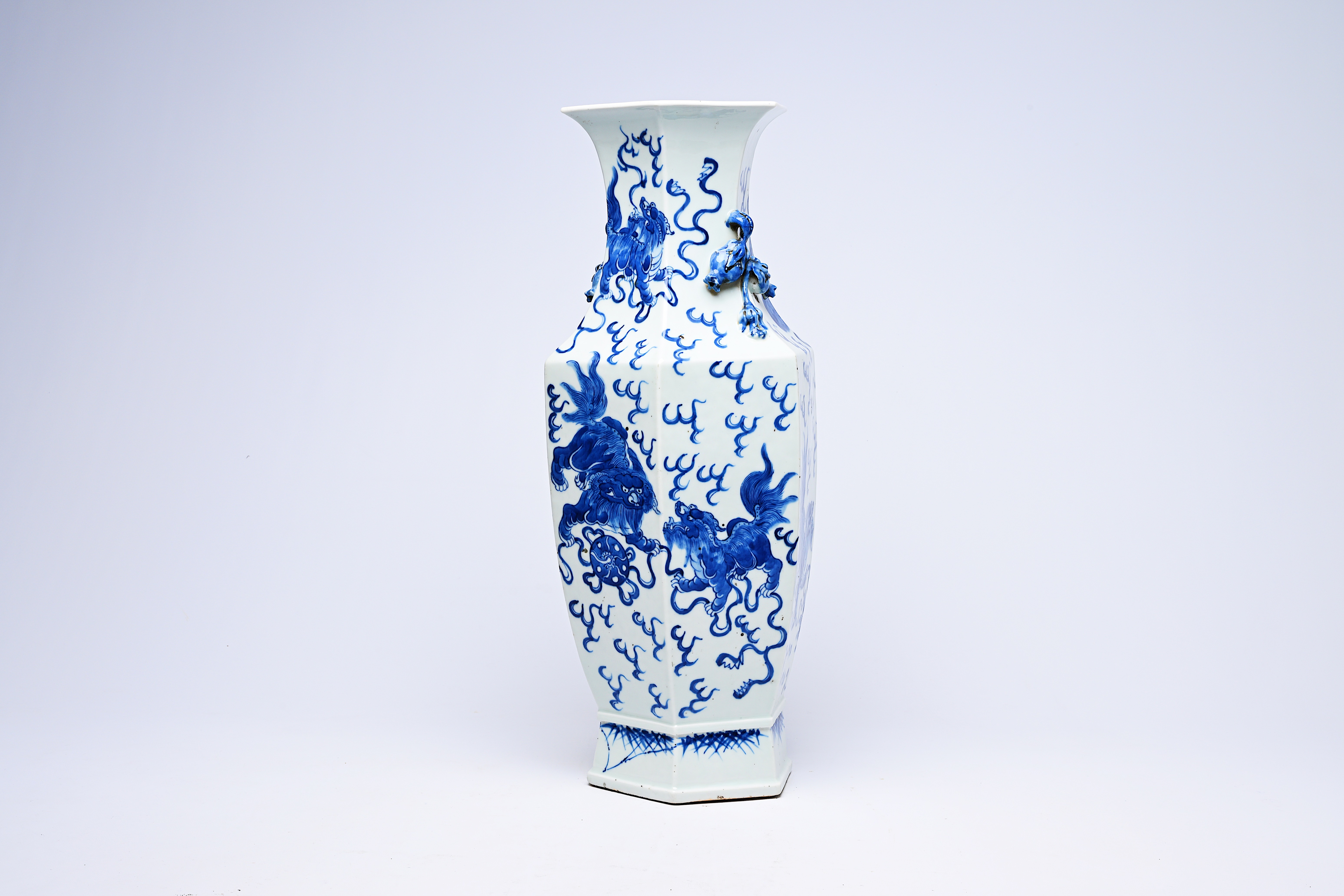 A hexagonal Chinese blue and white 'Buddhist lions' vase, 19th C. - Image 5 of 20