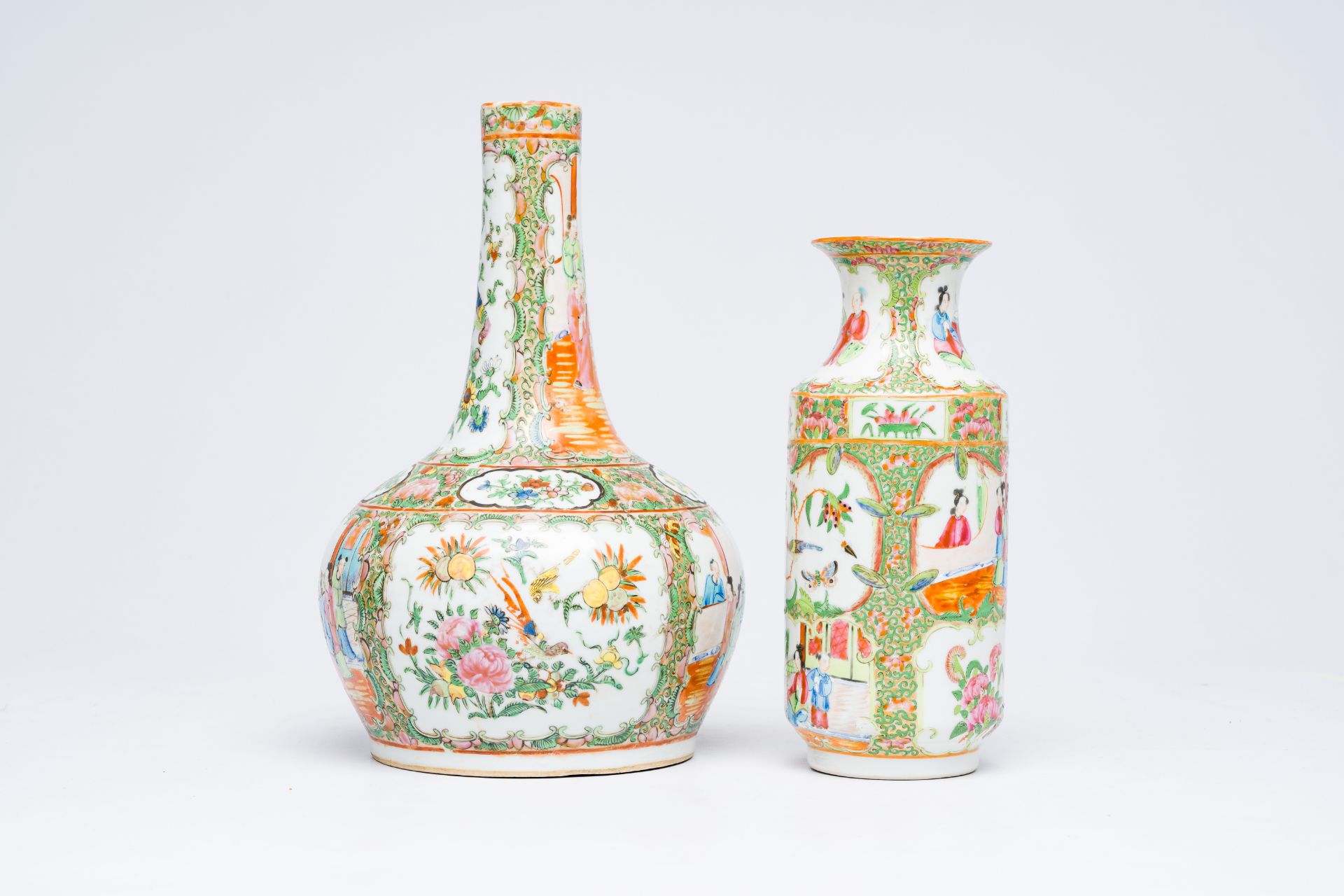 Two Chinese Canton famille rose vases and two plates, 19th C. - Bild 8 aus 10