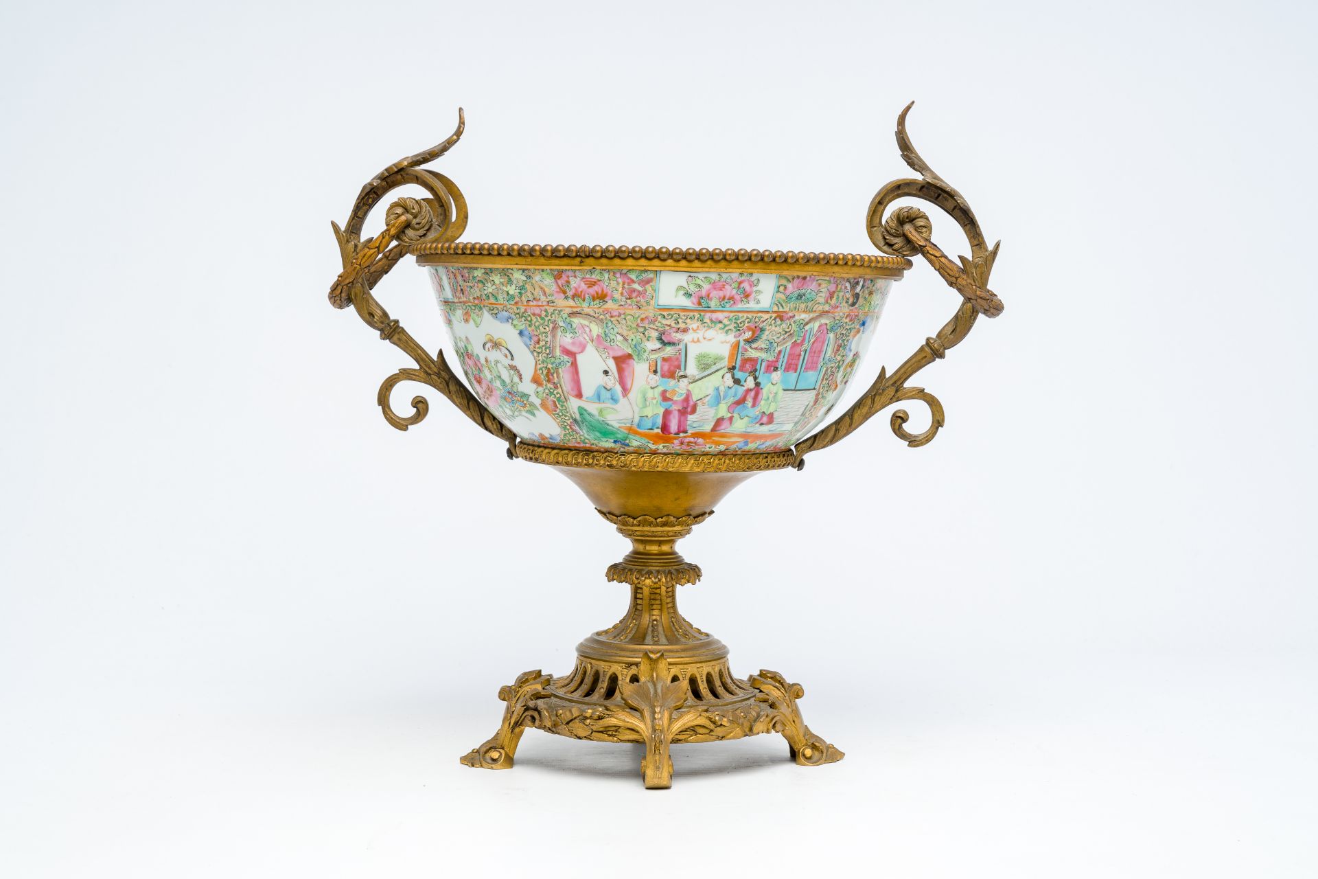A Chinese Canton famille rose bowl with gilt bronze mounts, 19th C. - Bild 4 aus 7