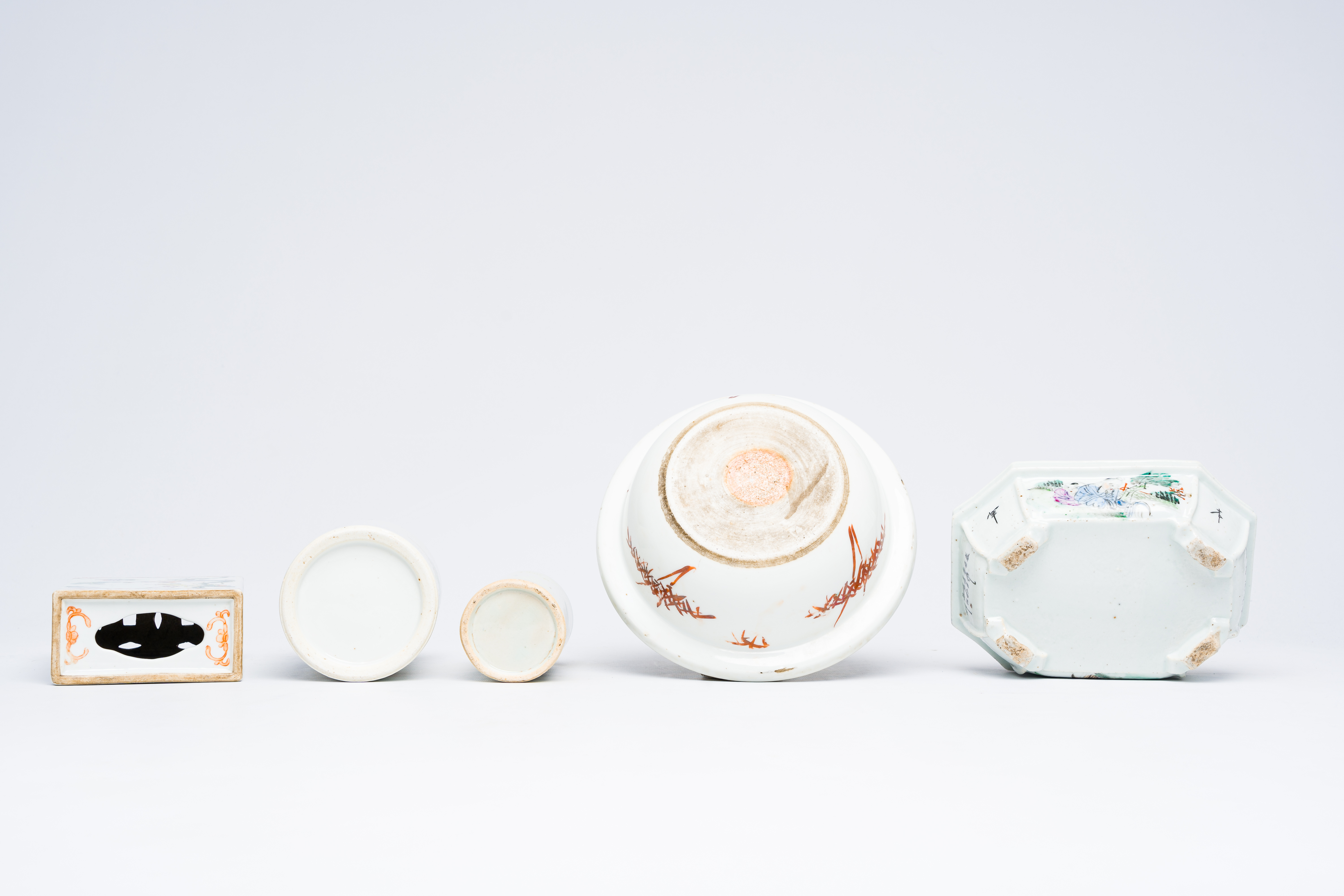 A varied collection of Chinese qianjiang cai and famille rose porcelain, 19th/20th C. - Image 13 of 14