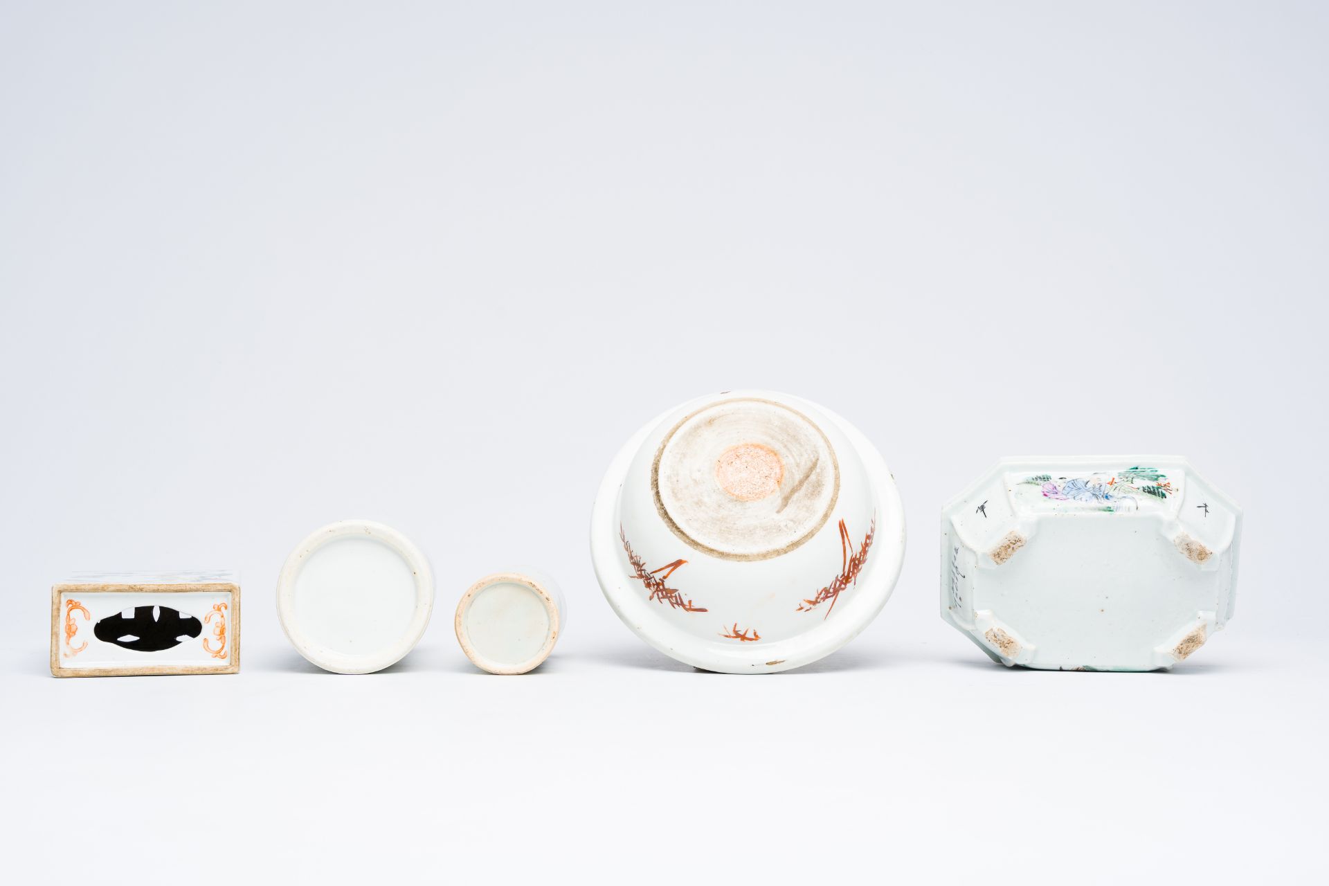 A varied collection of Chinese qianjiang cai and famille rose porcelain, 19th/20th C. - Bild 13 aus 14