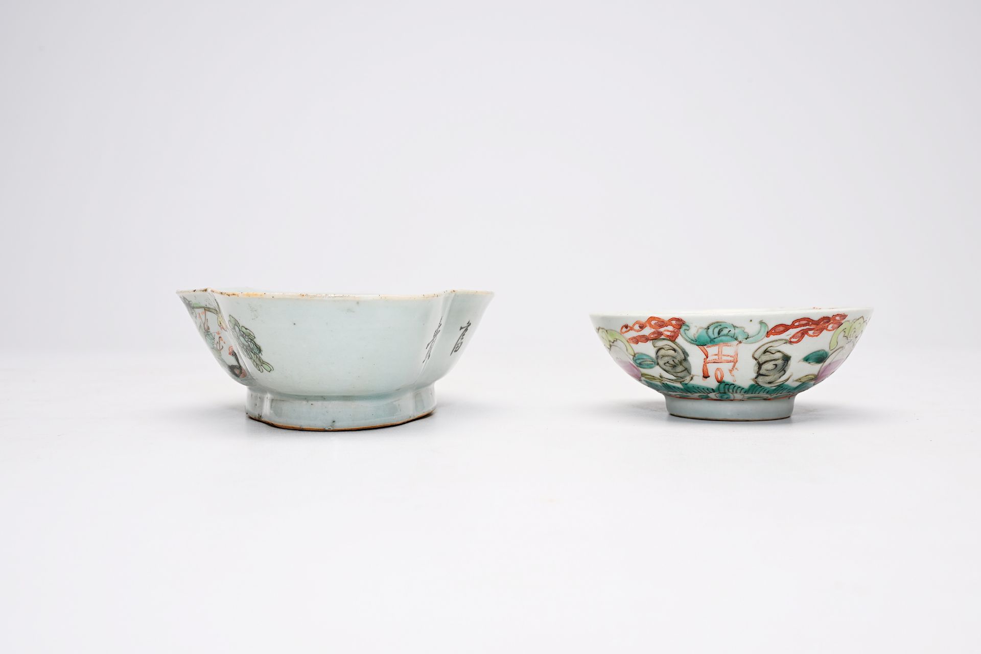 A varied collection of Chinese famille rose and qianjiang cai porcelain, 19th/20th C. - Bild 32 aus 58