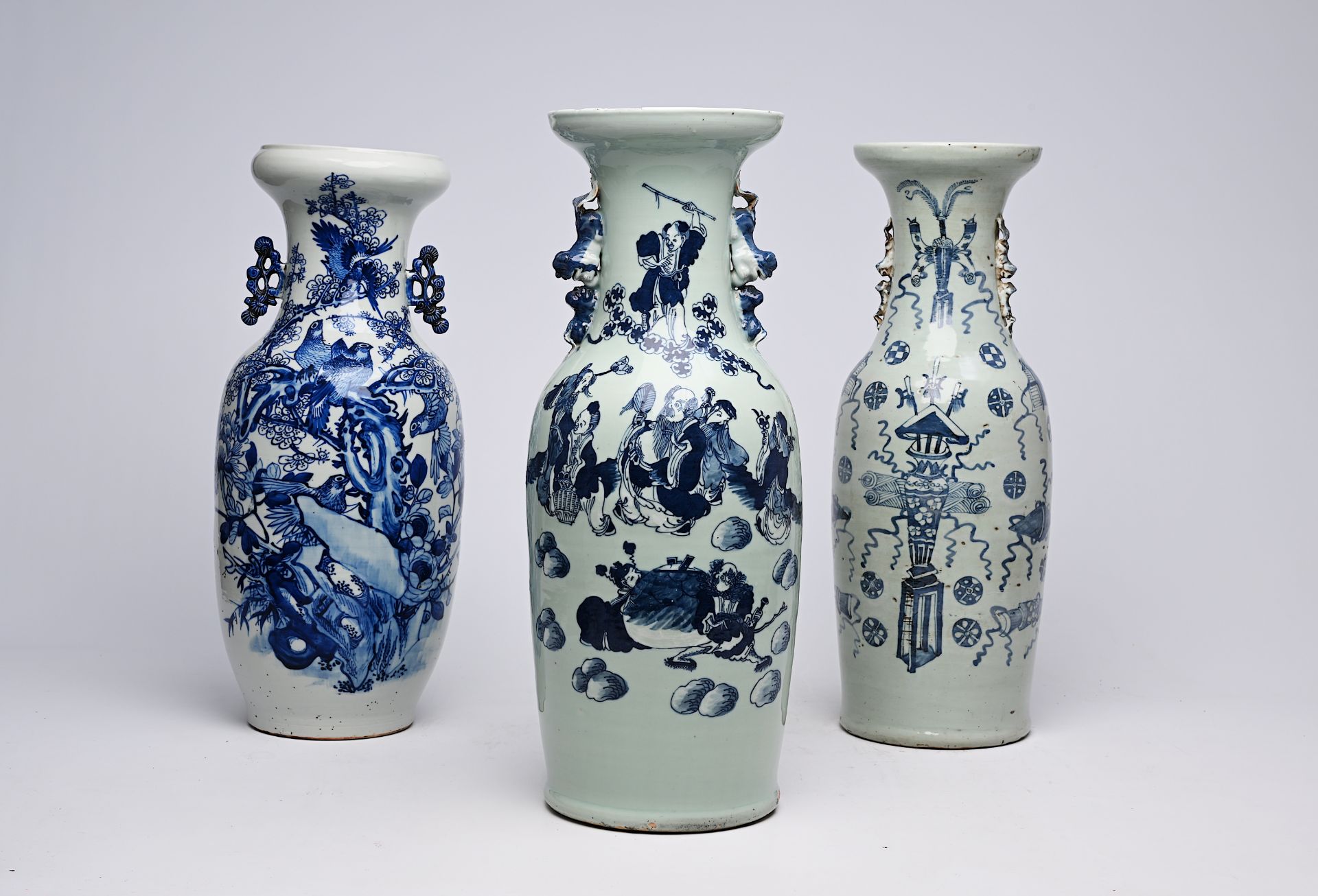 Three various Chinese blue and white celadon ground vases, 19th/20th C. - Bild 16 aus 16