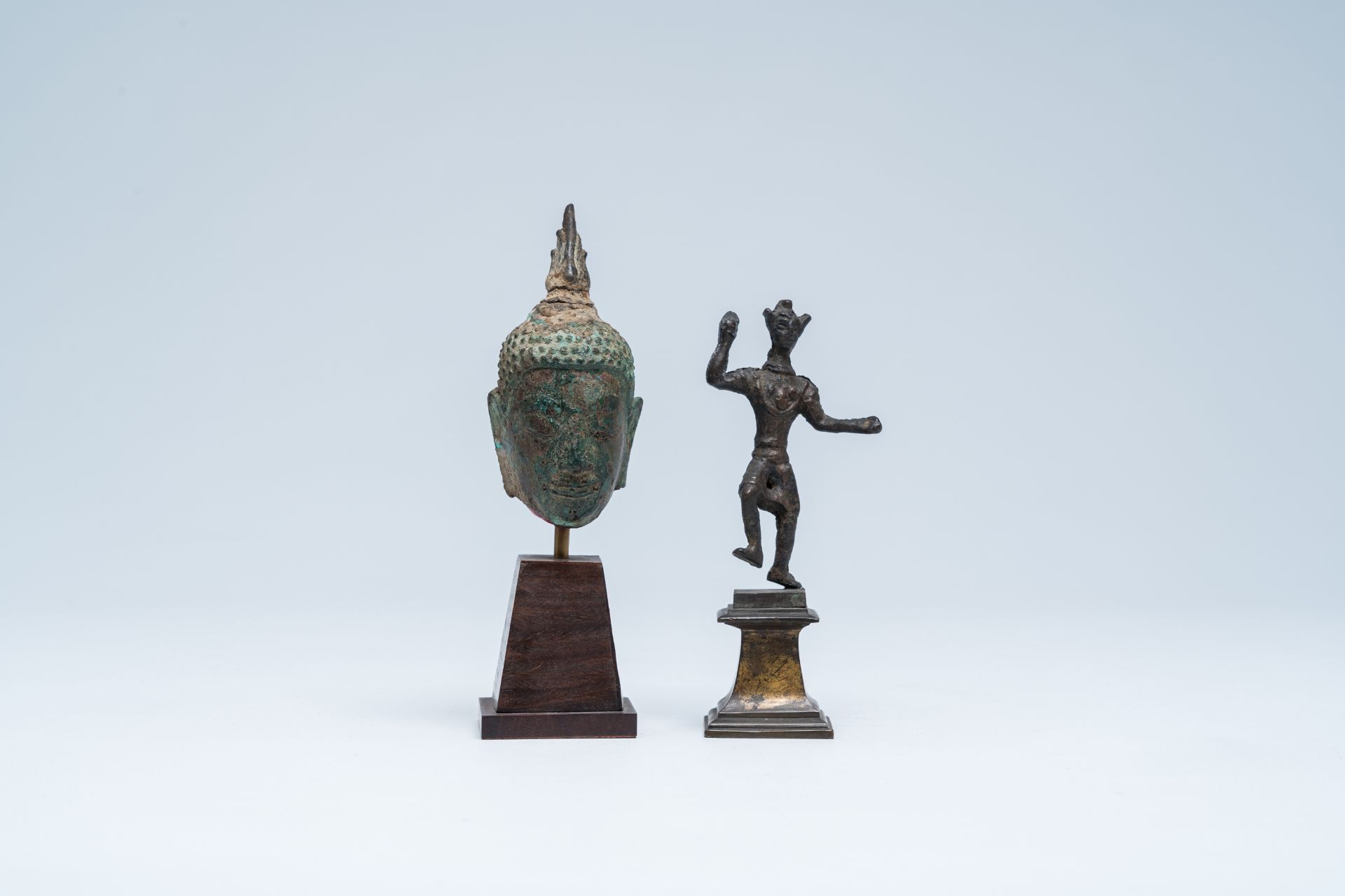 A bronze head of Buddha and a sculpture of a ritual dancer, Southeast Asia, 13th/17th C. - Bild 2 aus 7