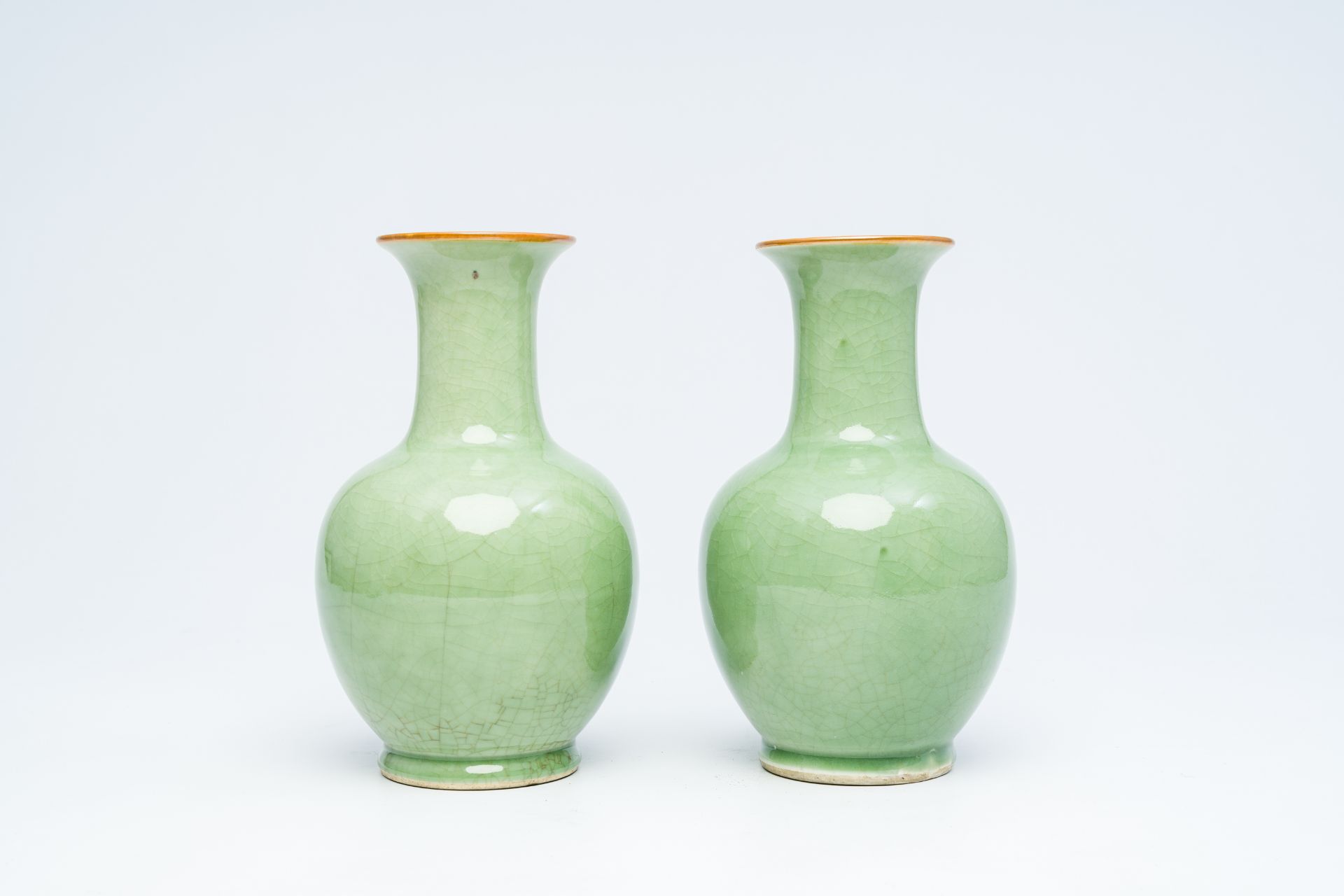 A pair of Chinese celadon-glazed bottle vases, 20th C. - Bild 8 aus 12