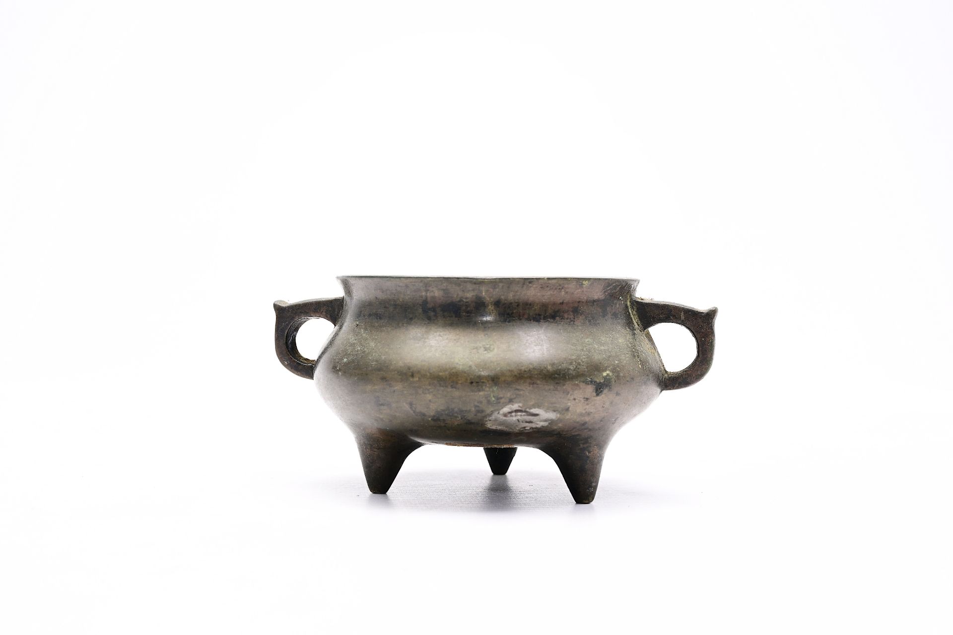 A varied collection of Chinese and Japanese porcelain and a Chinese bronze censer, Yongzheng and lat - Bild 12 aus 14