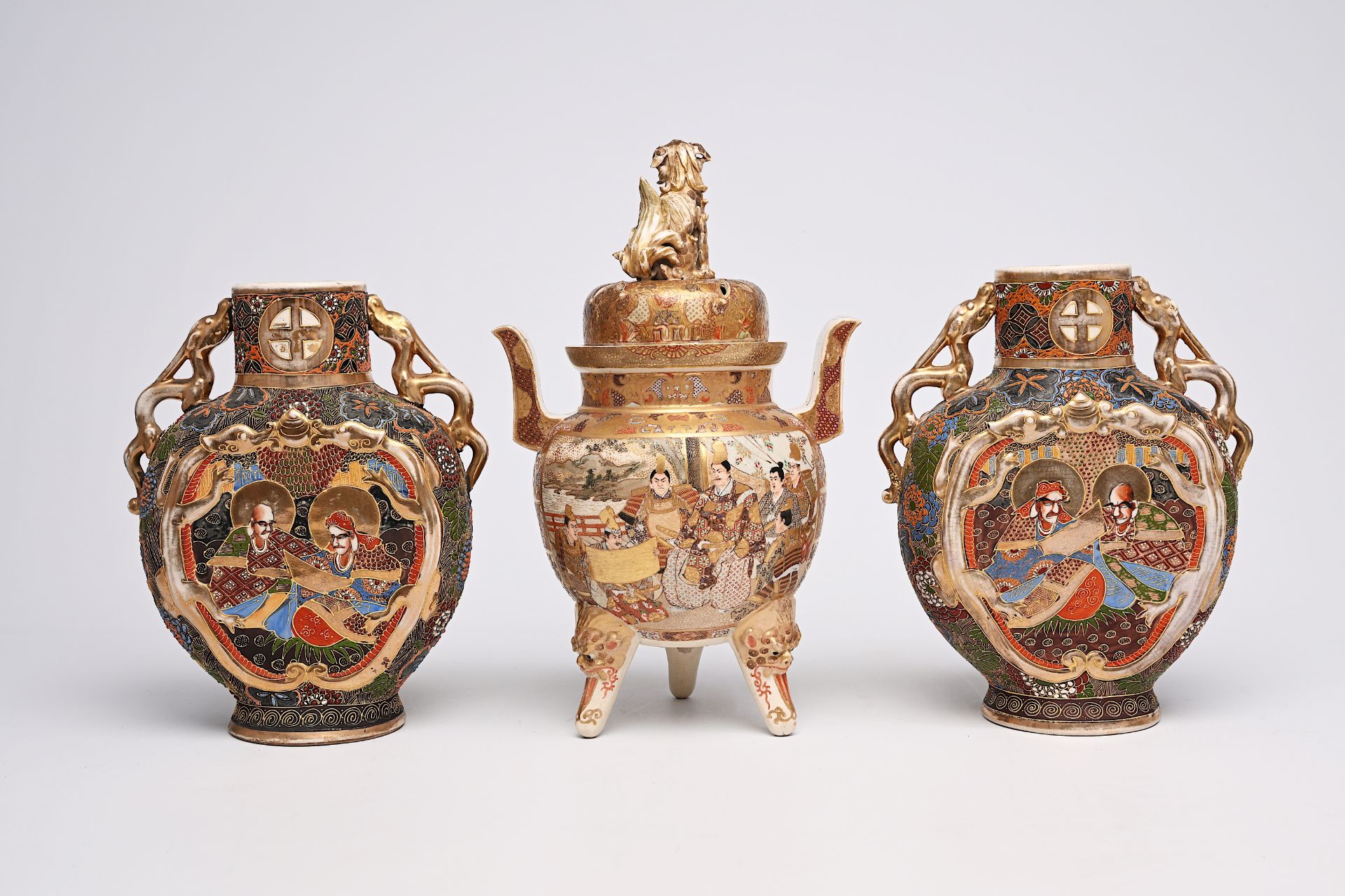 Three Japanese Satsuma 'moonflask' vases, a 'koro' incense burner and a Buddha on an elephant, Meiji - Bild 4 aus 18