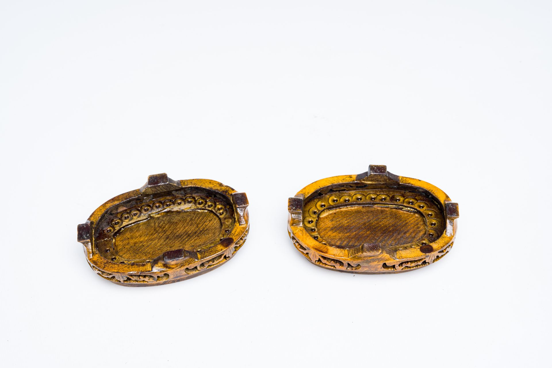 A pair of Chinese cloisonne double gourd vases on wooden stands, 20th C. - Image 9 of 9