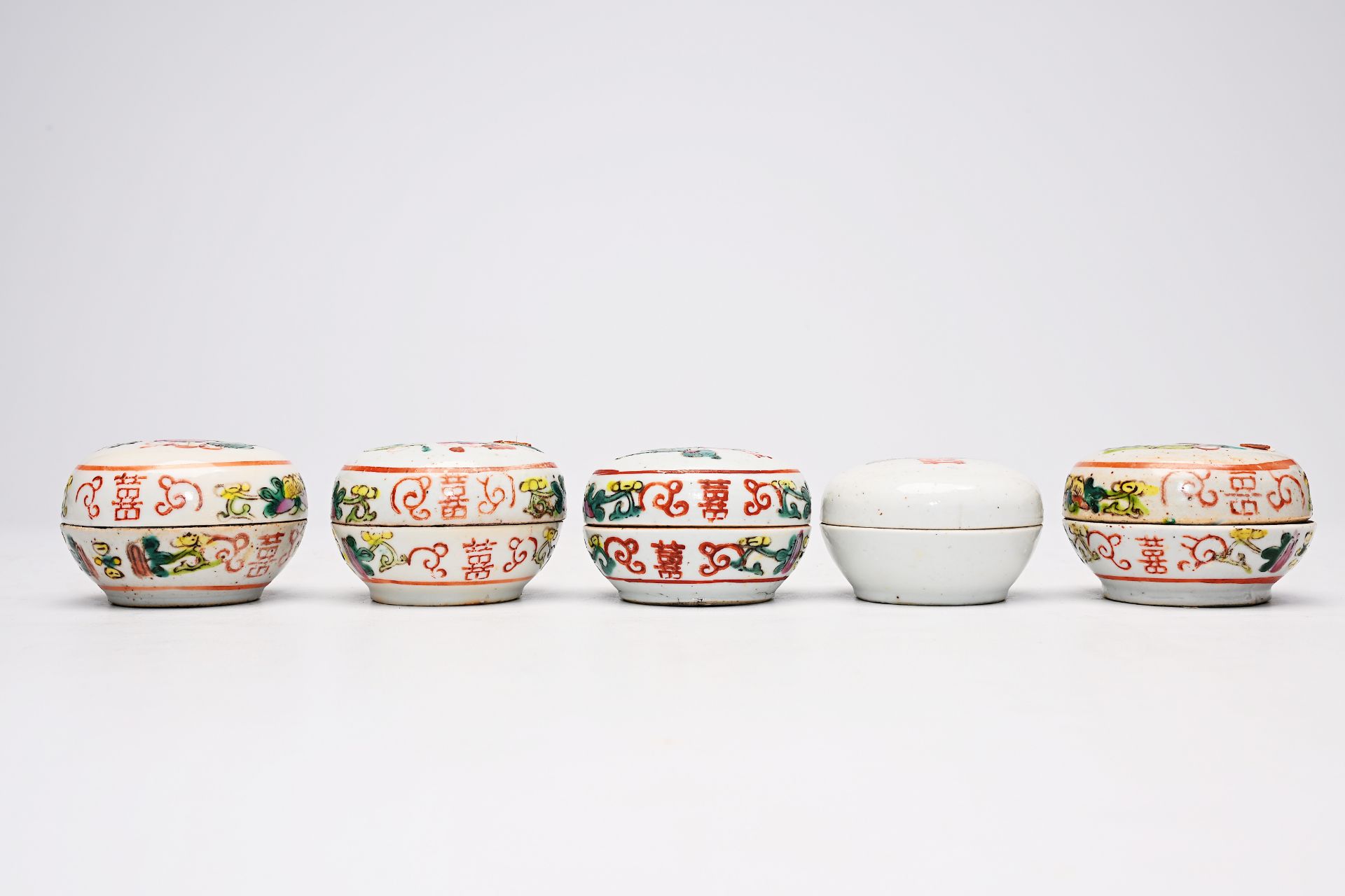 A varied collection of Chinese famille rose and qianjiang cai porcelain, 19th/20th C. - Bild 46 aus 58