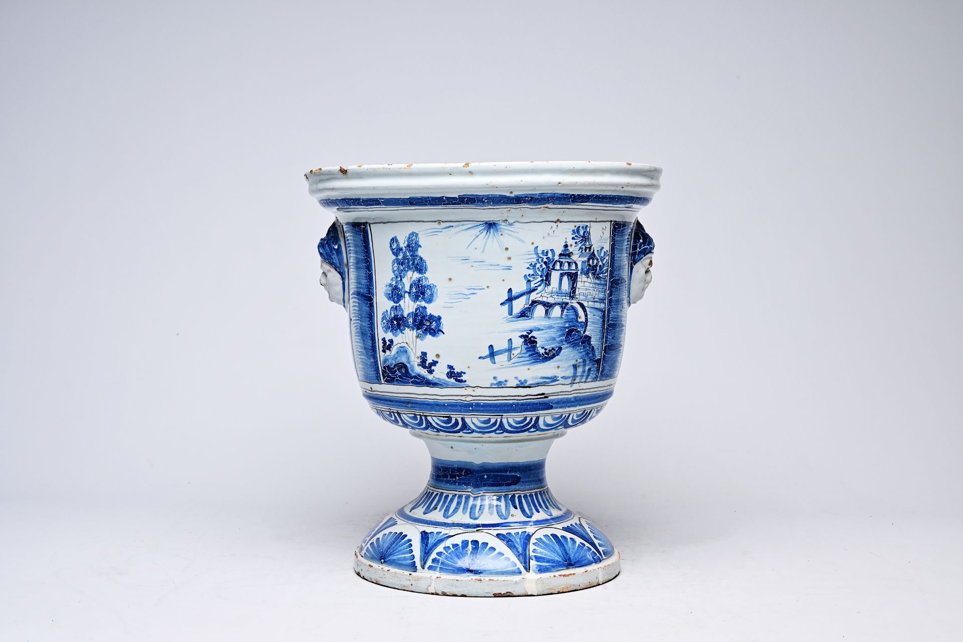 A French blue and white vase on stand with oriental landscapes and mascarons, Nevers, 18th C. - Bild 3 aus 6