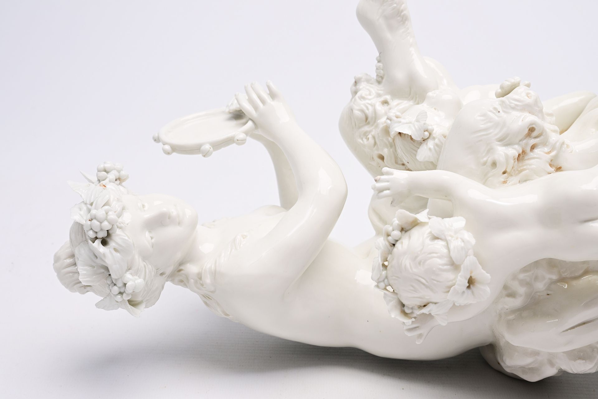 Clodion (1738-1814, after): An Italian playful porcelain group with music-making and dancing satyrs, - Bild 12 aus 14