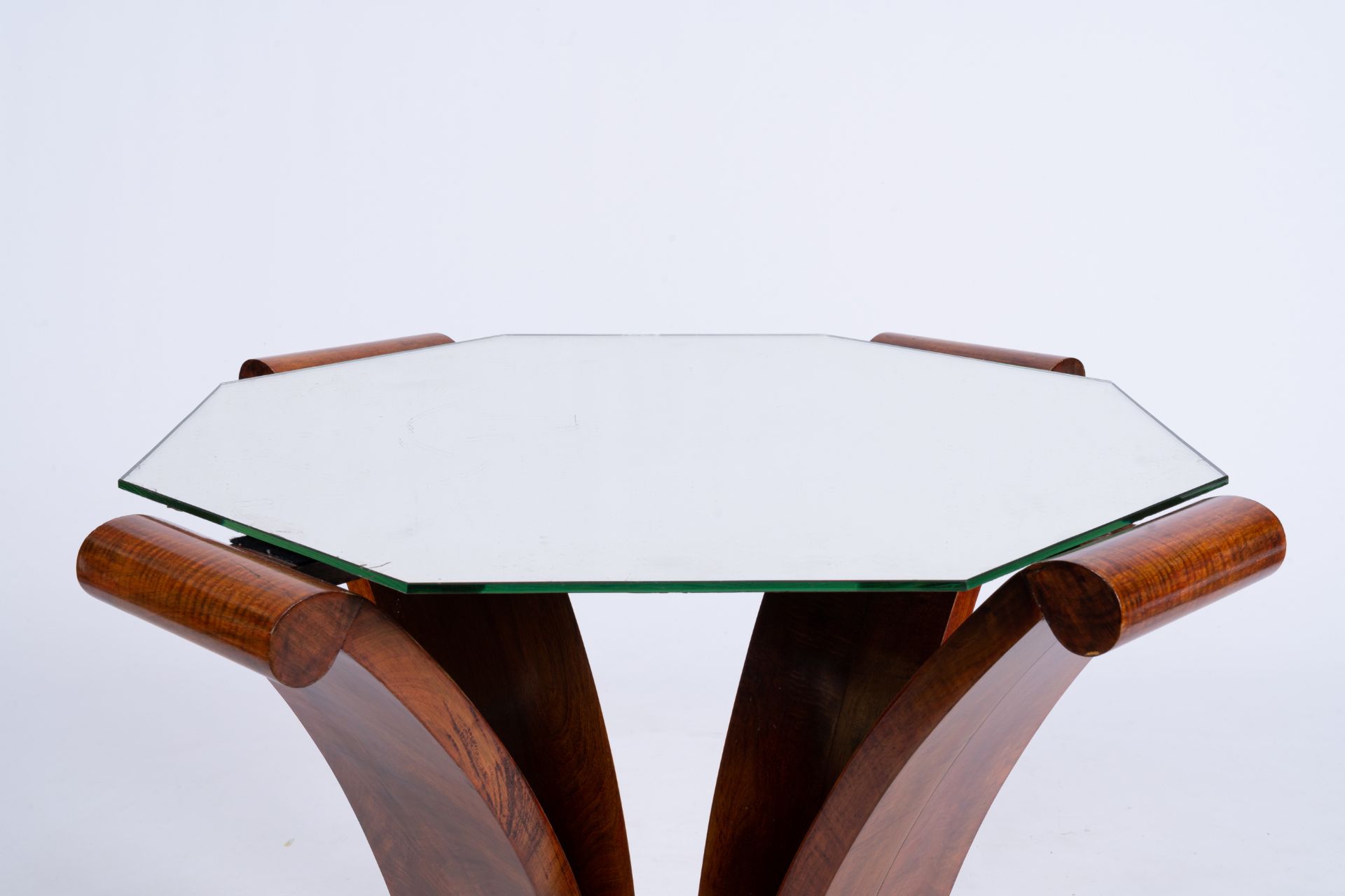 An octagonal veneered wood Art Deco side table with a mirror top, 20th C. - Image 6 of 8