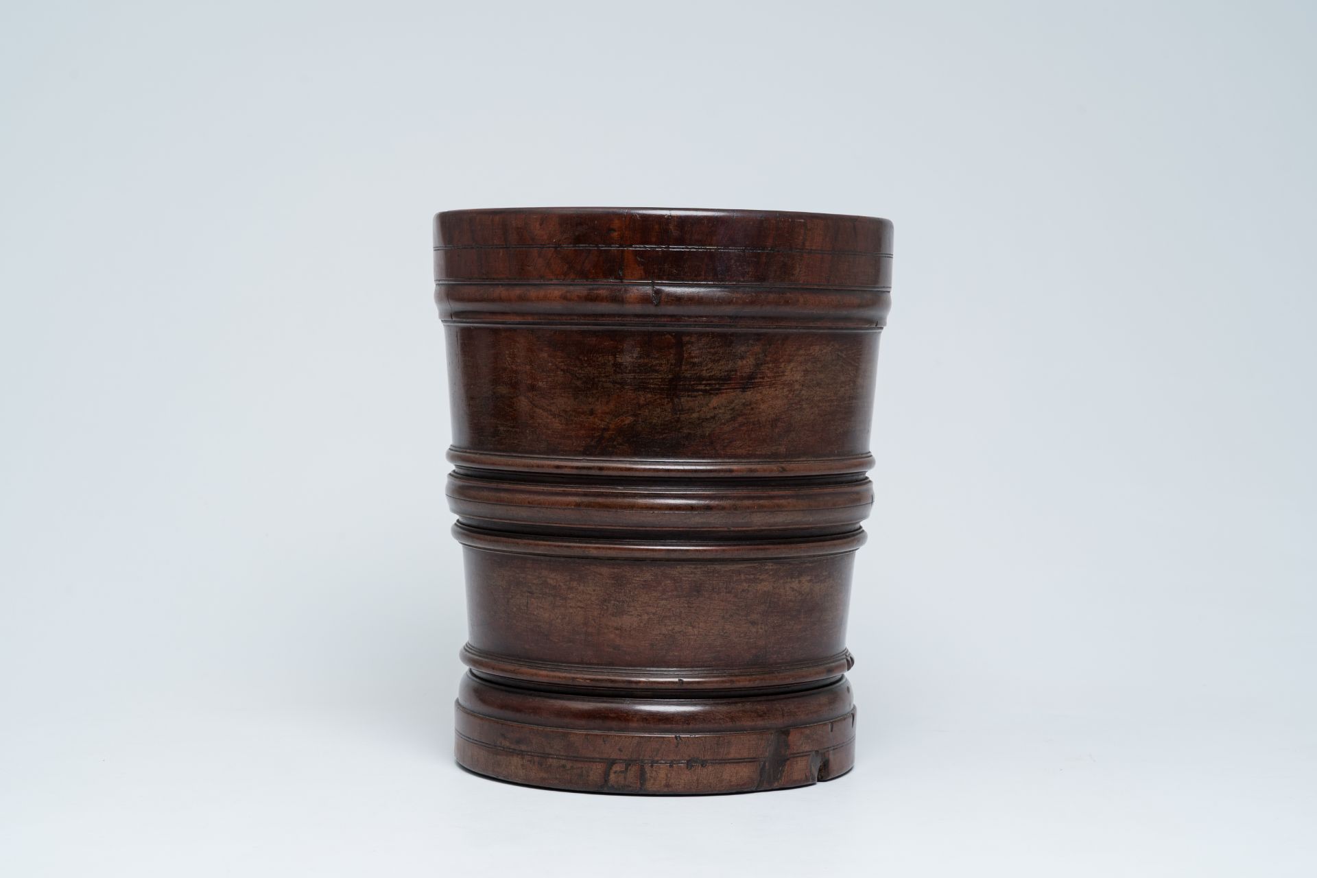 A large English turned wood mortar and pestle, second half 17th C. - Image 3 of 12