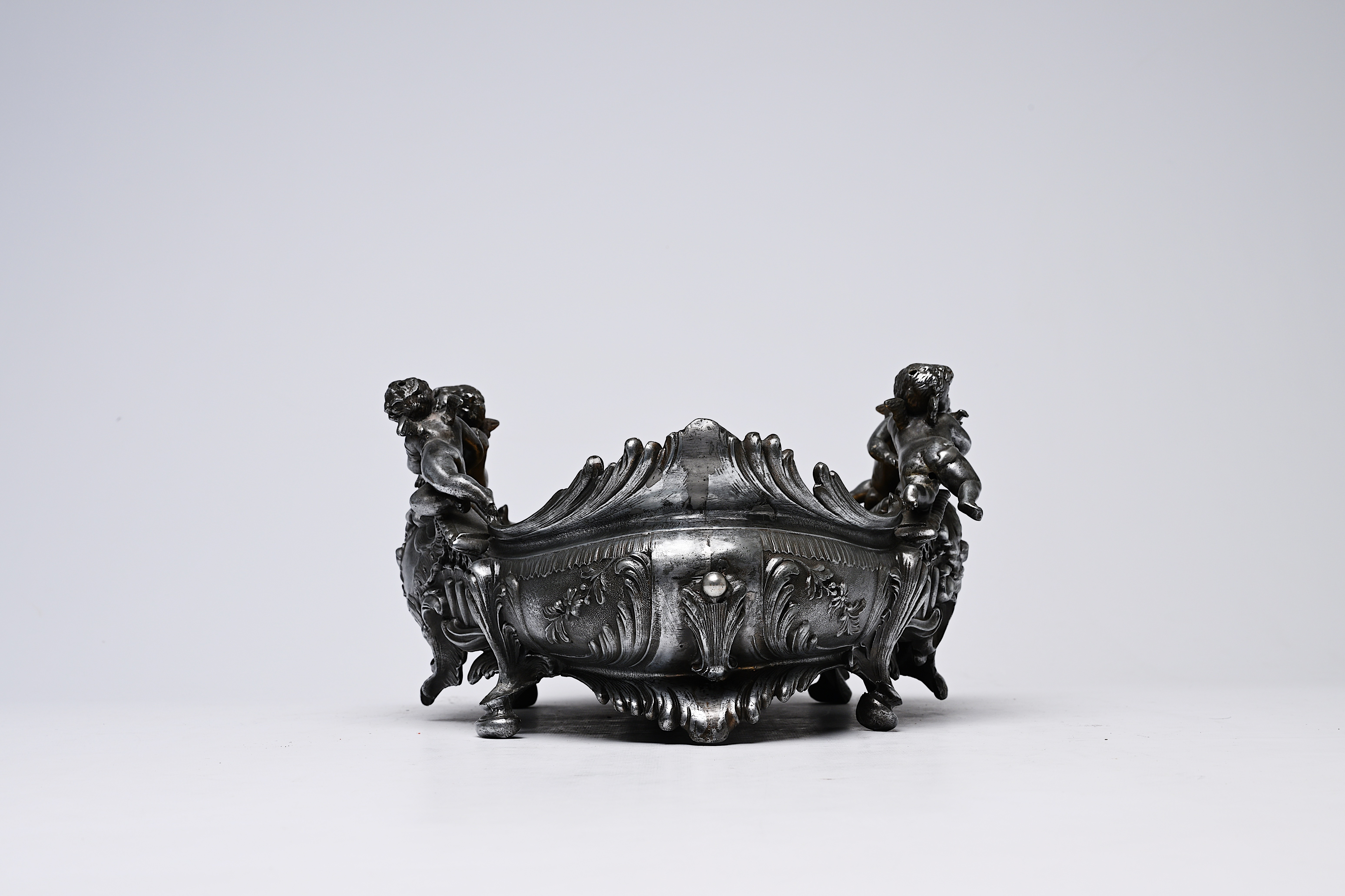A French silver plated Louis XV style centrepiece with putti and accompanying bowl, 19th/20th C. - Image 4 of 10