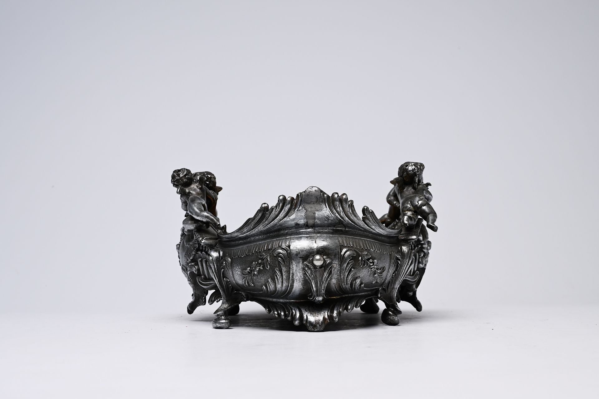 A French silver plated Louis XV style centrepiece with putti and accompanying bowl, 19th/20th C. - Bild 4 aus 10