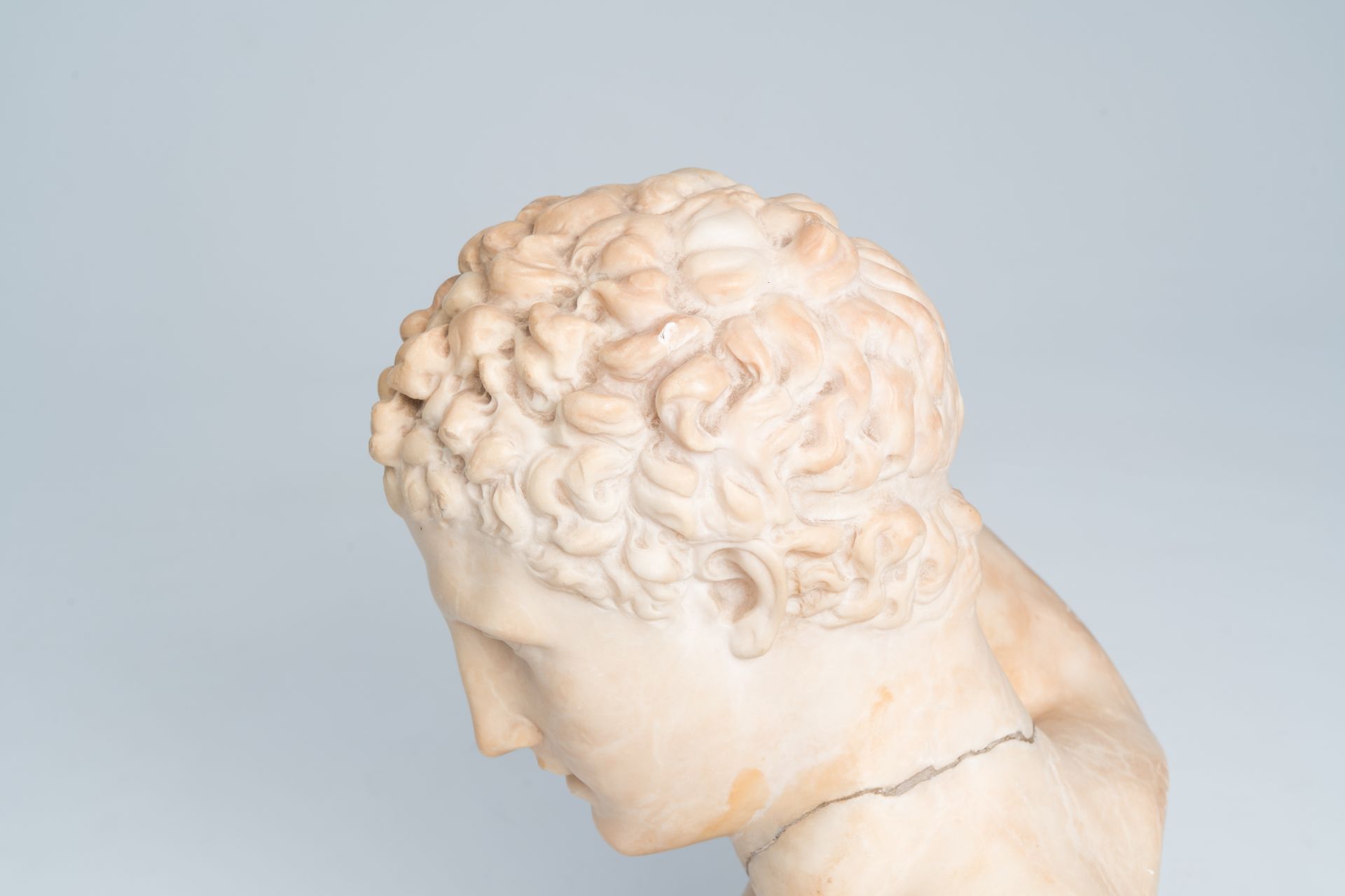 An Italian 'Grand Tour' marble bust of Hermes with the hand of the Infant Dionysus, 19th C. - Bild 6 aus 14