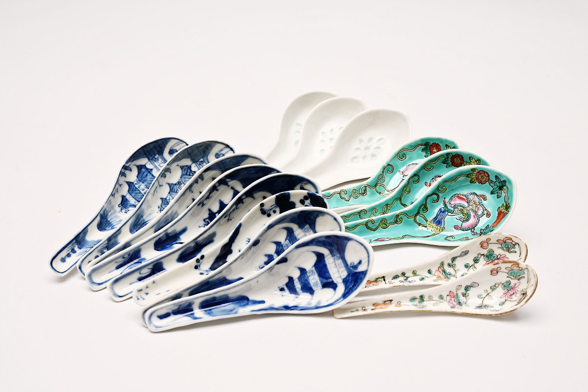 Sixteen Chinese blue, white, famille rose and monochrome spoons, 19th/20th C. - Bild 2 aus 14