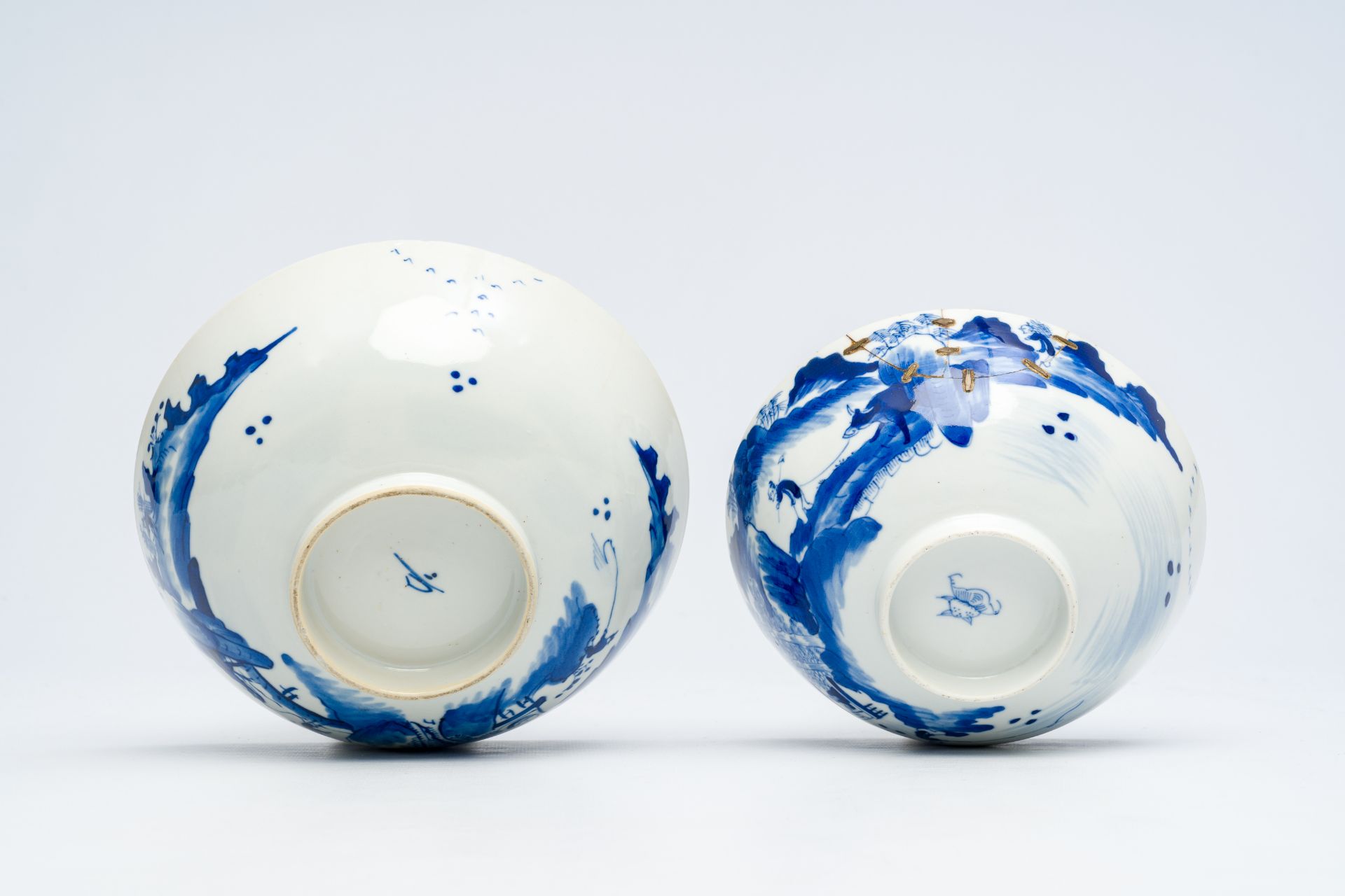 Two Chinese blue and white 'animated landscape' bowls, 19th C. - Bild 13 aus 14