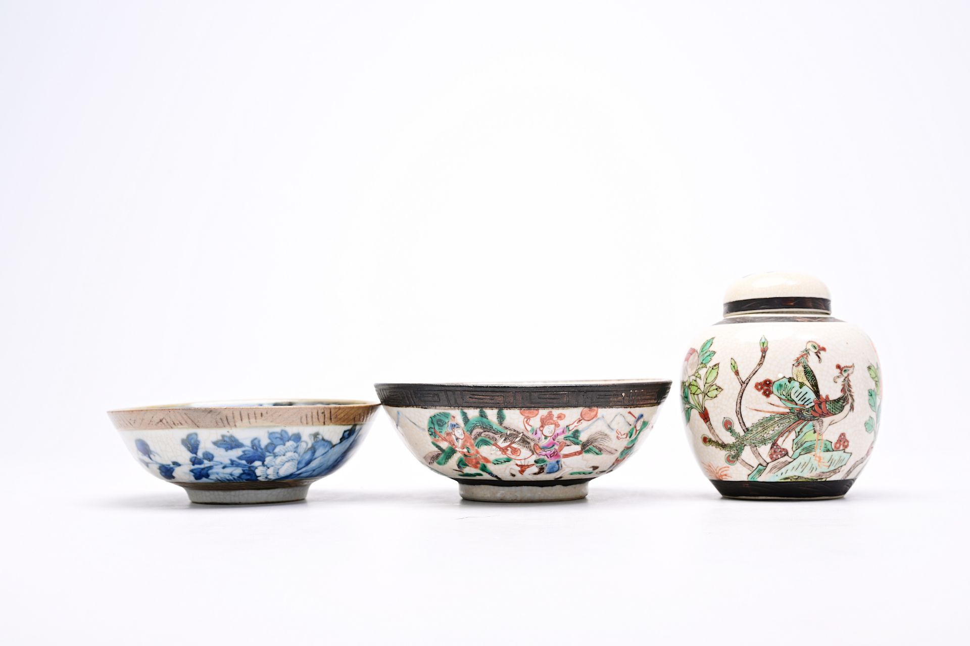 A varied collection of Chinese famille rose, verte and blue and white porcelain, 19th/20th C. - Bild 29 aus 48