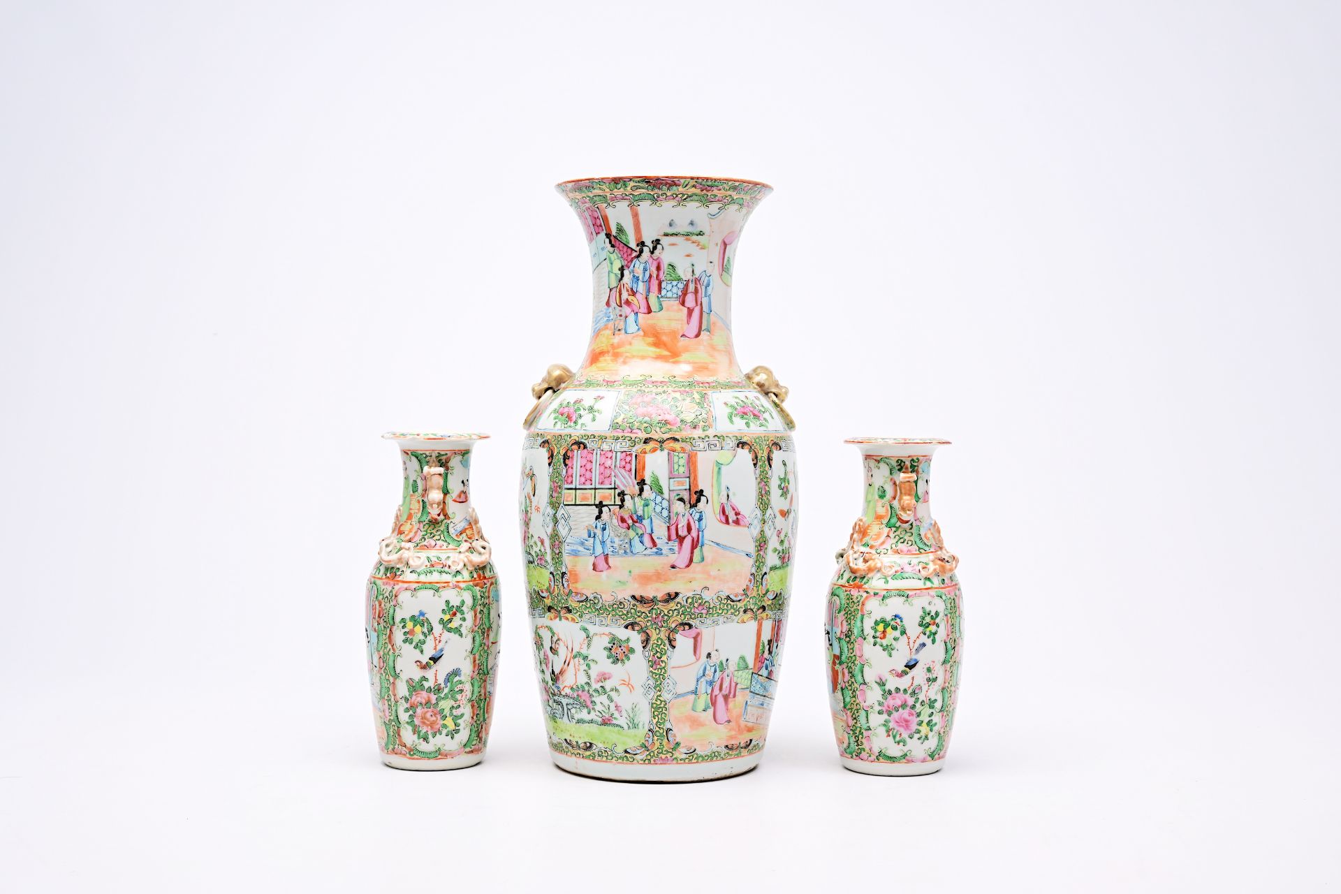 A varied collection of Chinese famille rose, verte and blue and white porcelain, 19th/20th C. - Bild 7 aus 48