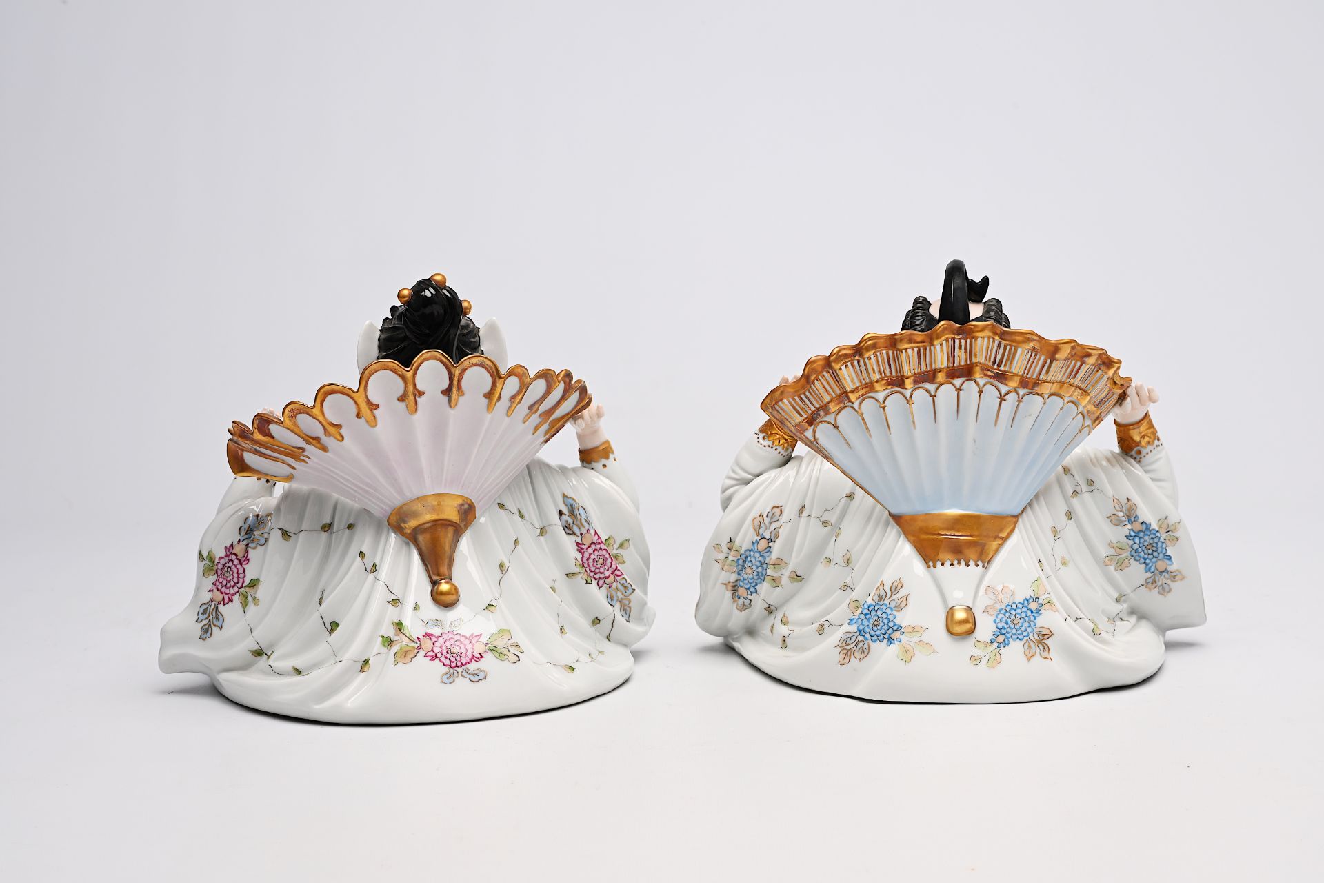 A pair of polychrome decorated Scheibe-Alsbach porcelain nodding-head mandarin figures, Kister mark, - Bild 4 aus 11