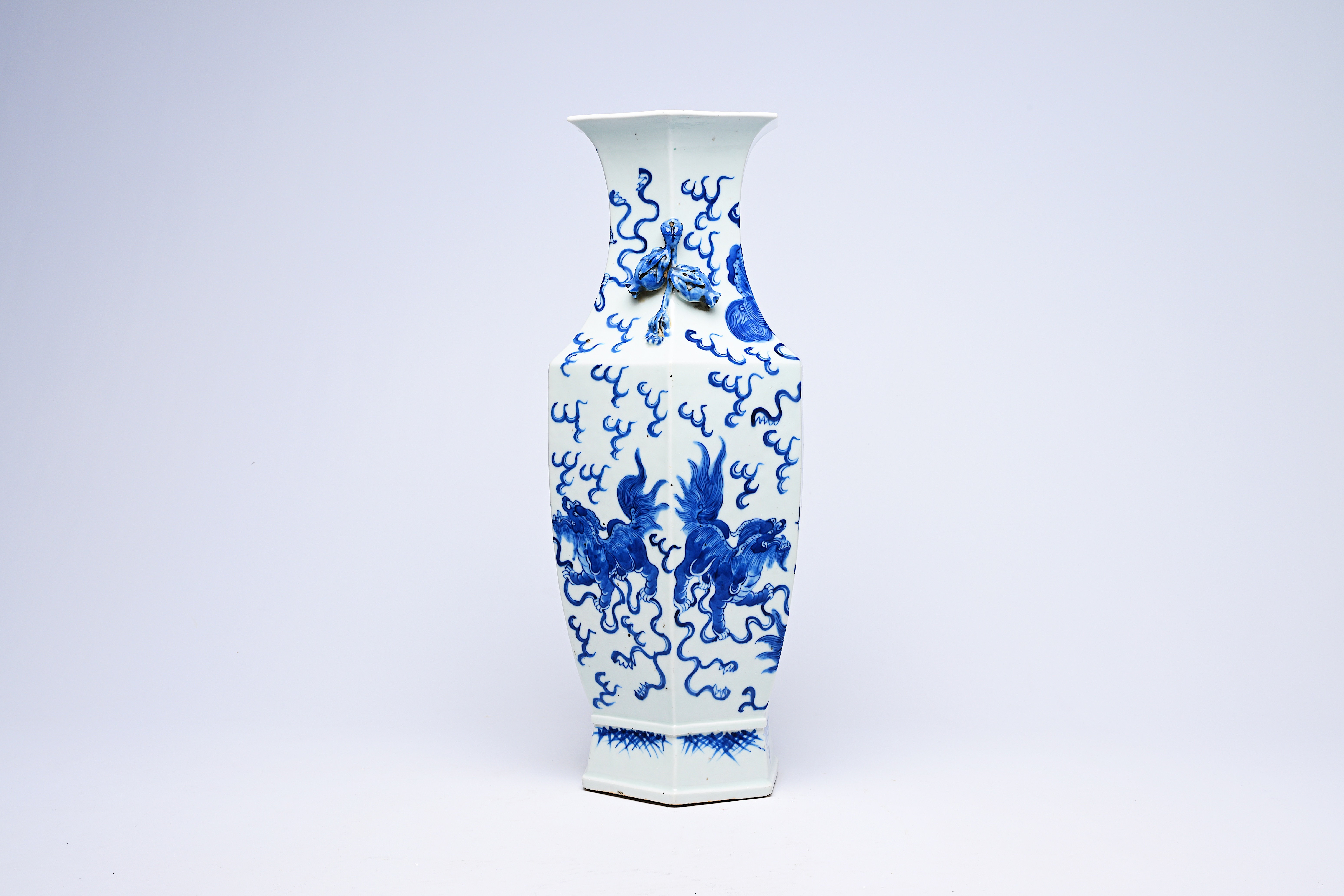 A hexagonal Chinese blue and white 'Buddhist lions' vase, 19th C. - Image 7 of 20