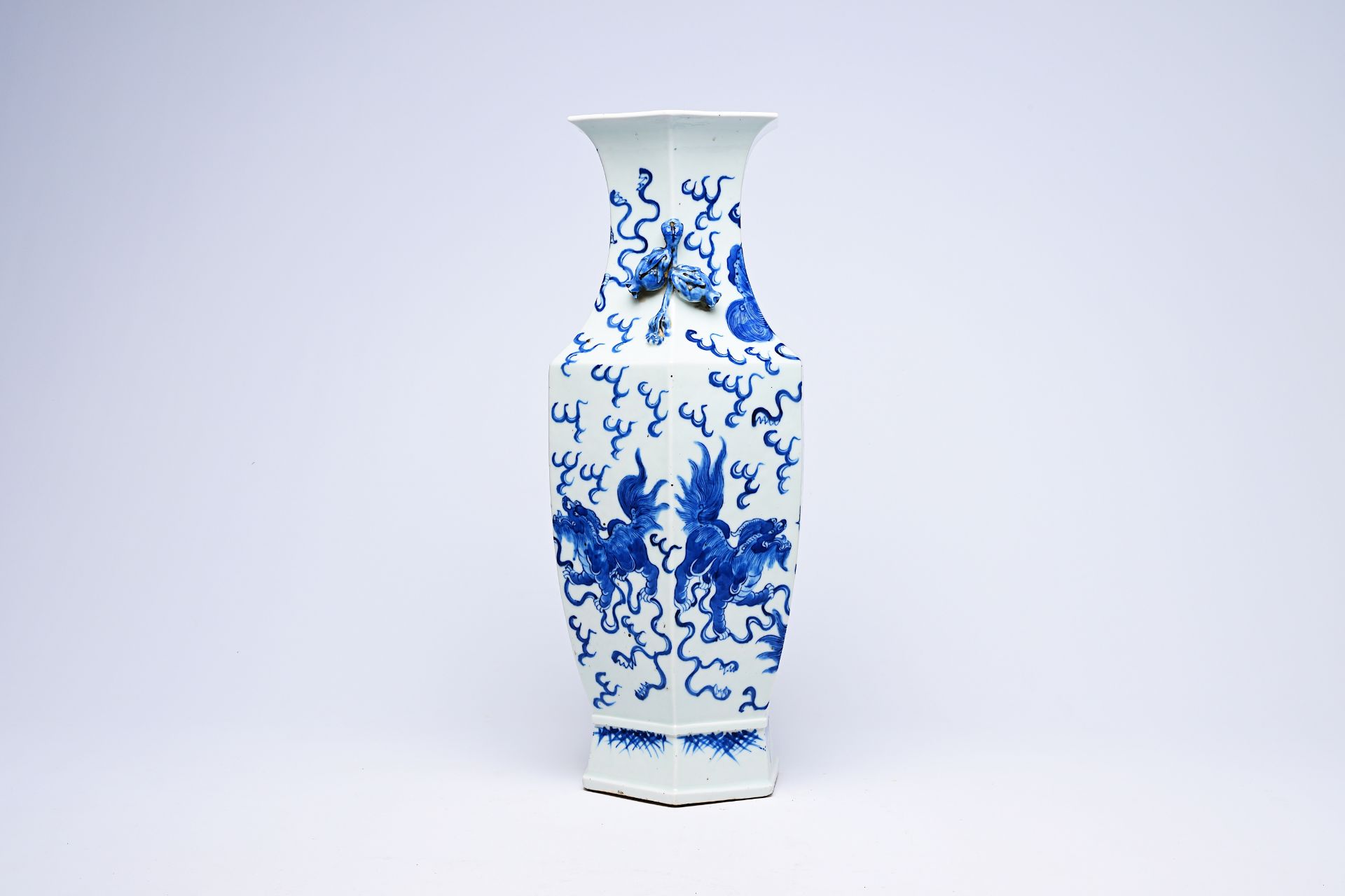 A hexagonal Chinese blue and white 'Buddhist lions' vase, 19th C. - Image 7 of 20