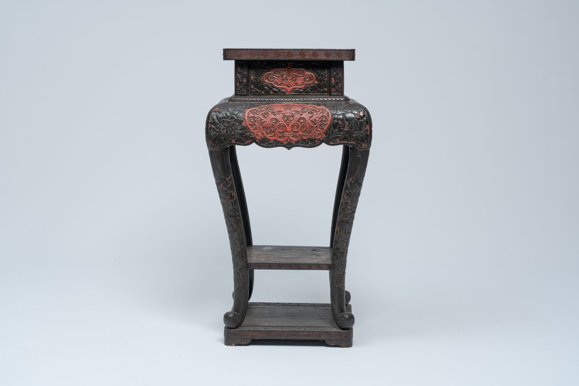 A Japanese red and black lacquered wood stand with floral design, Meiji, 19th/20th C. - Bild 4 aus 8