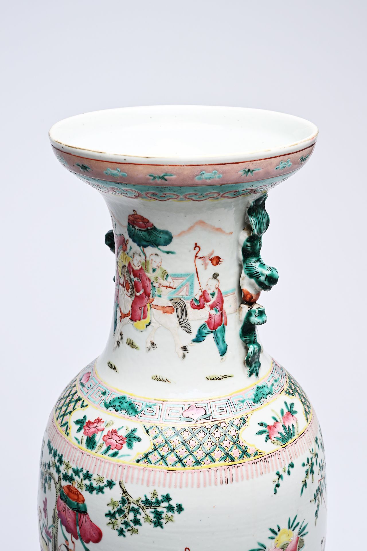 A Chinese famille rose vase with the qilin Song Zi and figures in a landscape, 19th C. - Bild 11 aus 16