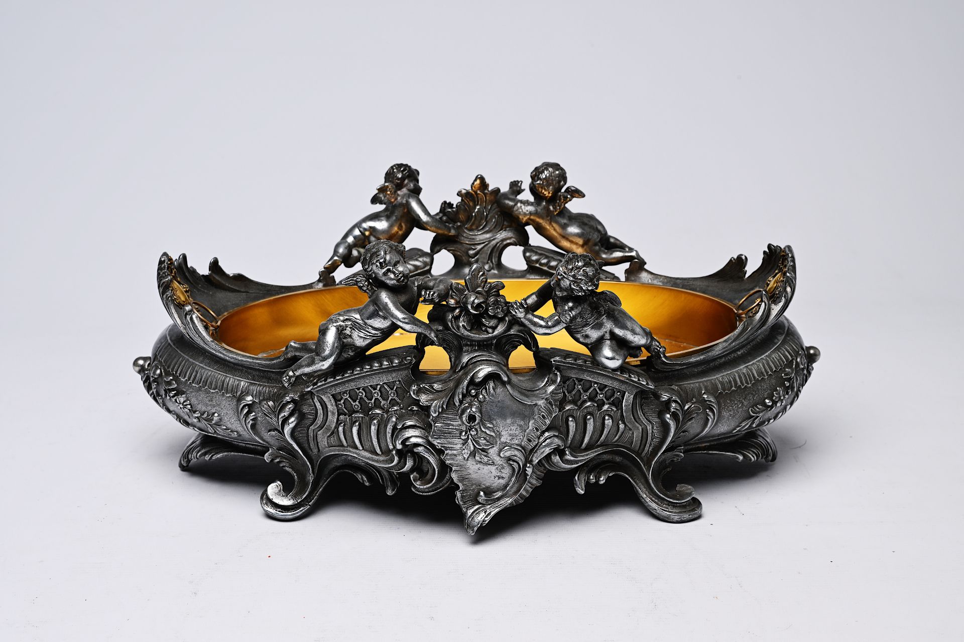 A French silver plated Louis XV style centrepiece with putti and accompanying bowl, 19th/20th C. - Image 5 of 10