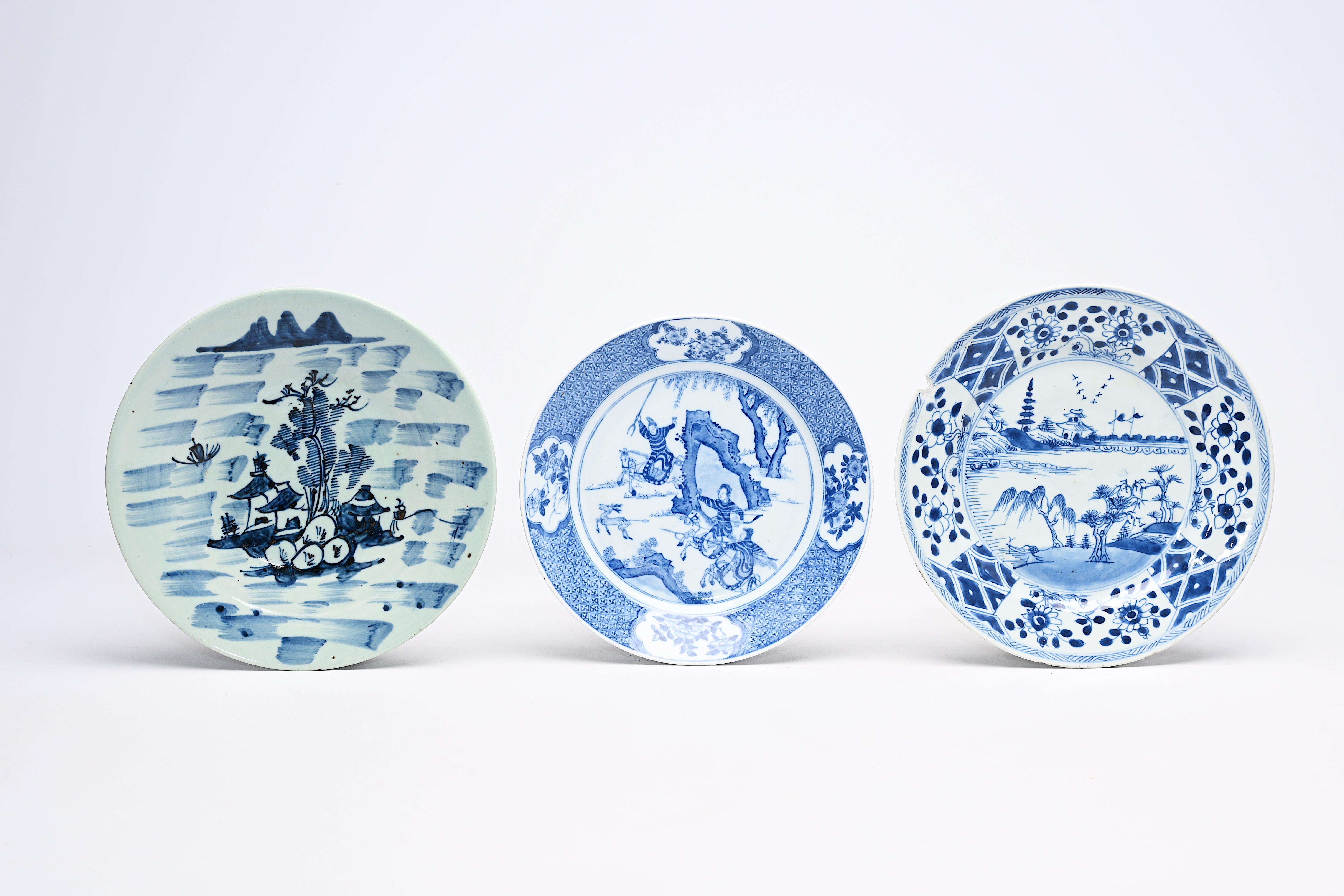 A varied collection of Chinese blue, white, famille rose, Imari style and Samson porcelain plates an - Image 7 of 11