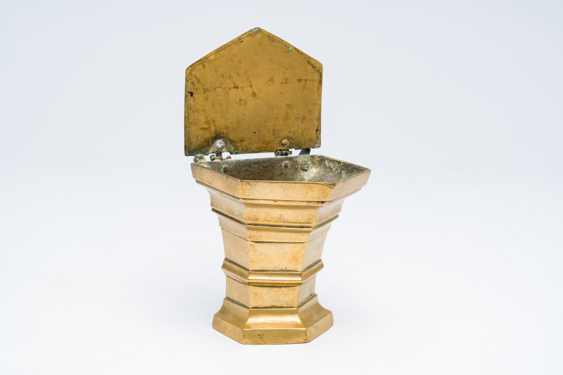 A Flemish bronze Gothic holy water font, 16th C. - Bild 3 aus 10