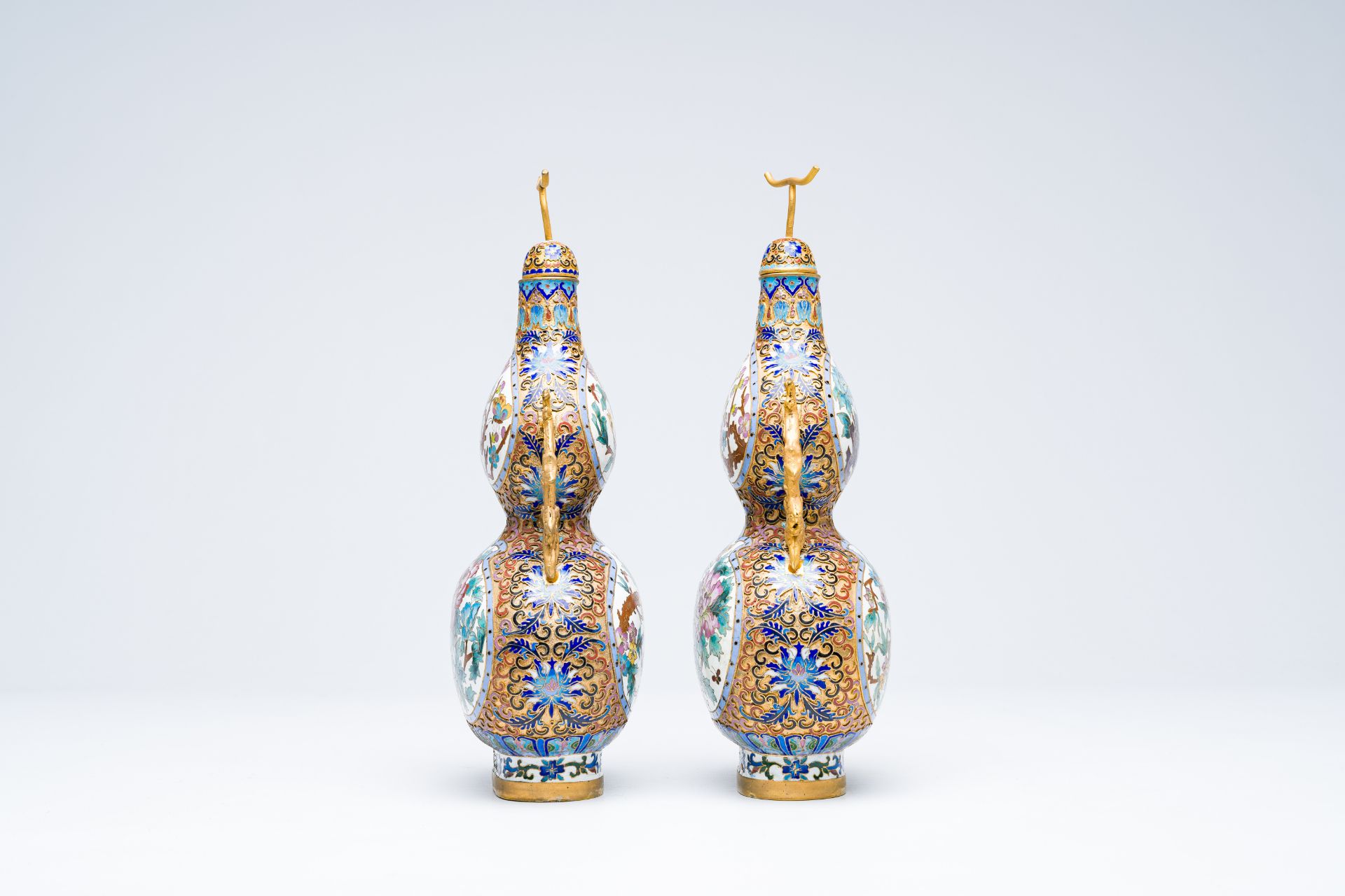 A pair of Chinese cloisonne double gourd vases on wooden stands, 20th C. - Image 5 of 9