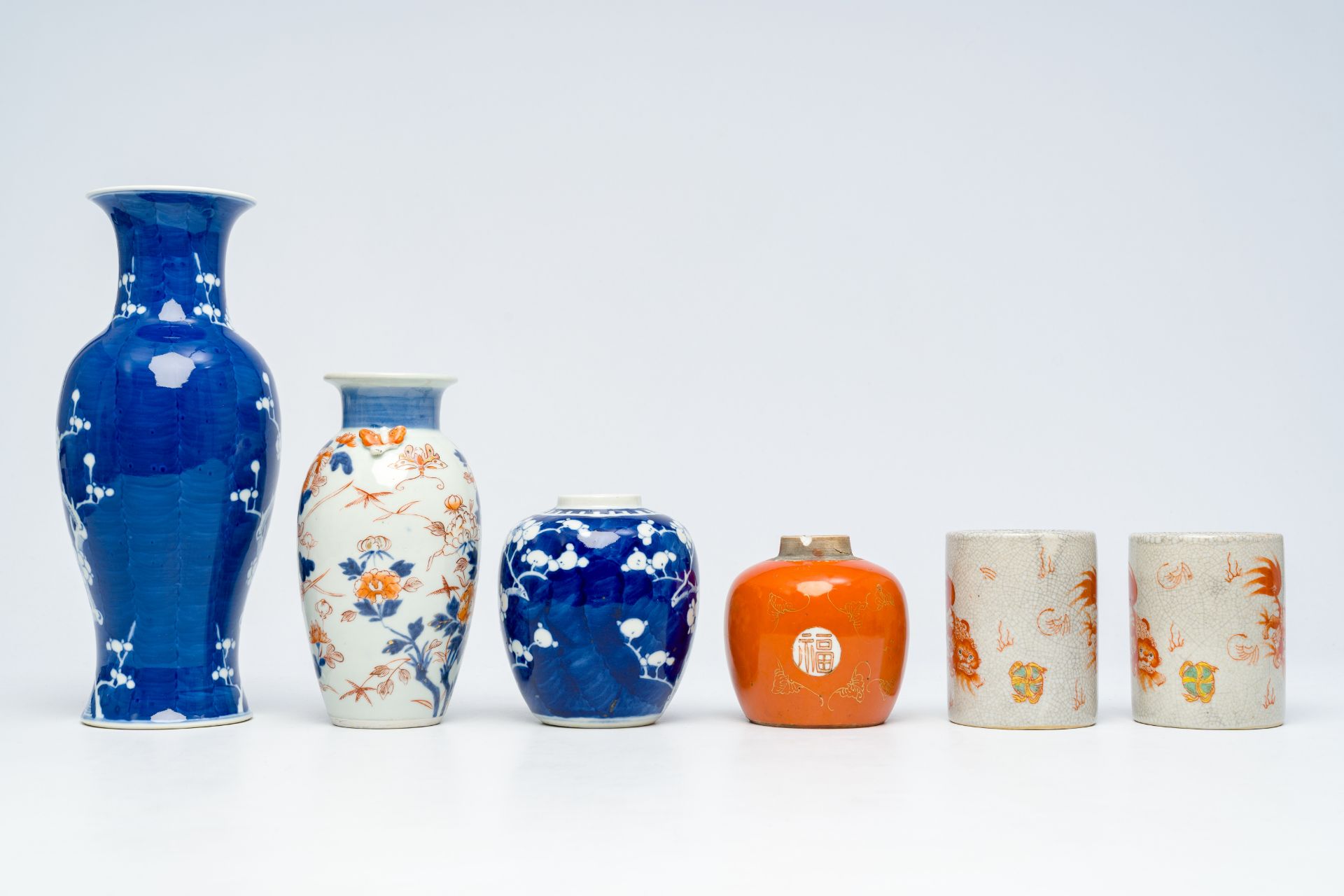 A varied collection of Chinese blue and white and iron-red porcelain, 19th/20th C. - Image 3 of 7