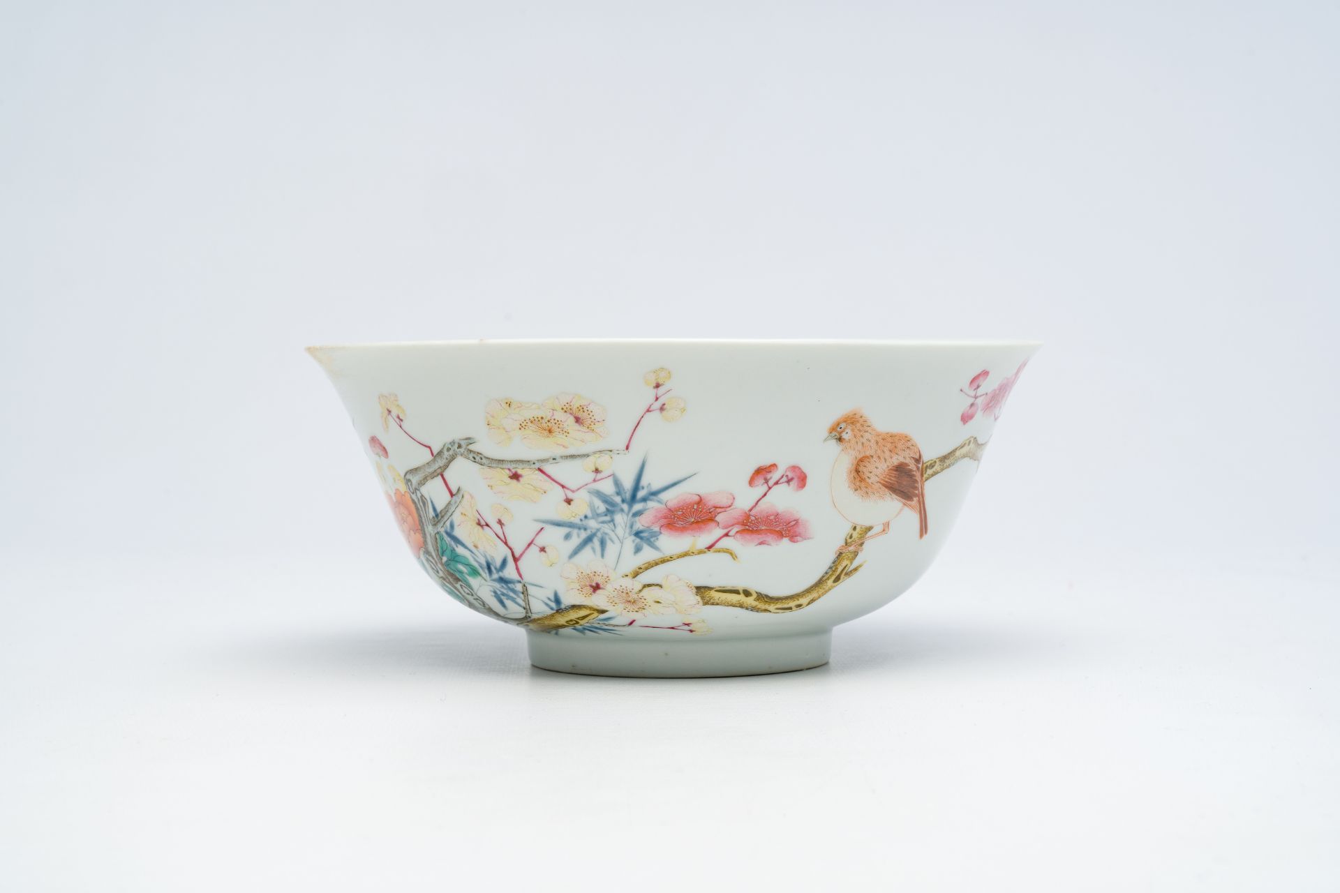 A Chinese famille rose bowl with birds among blossoming branches, Yongzheng mark, Republic - Bild 4 aus 14
