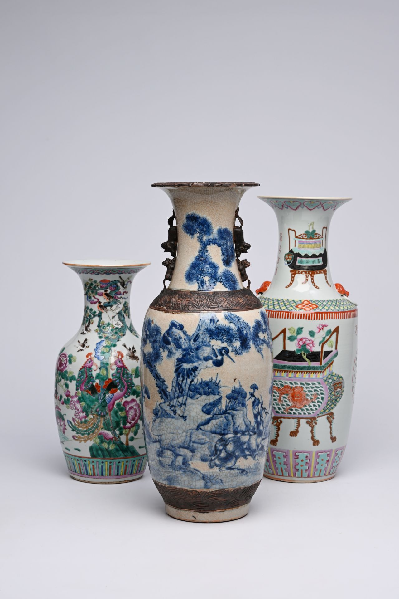 Two various Chinese famille rose vases and a Nanking crackle glazed blue and white vase with cranes - Bild 2 aus 11