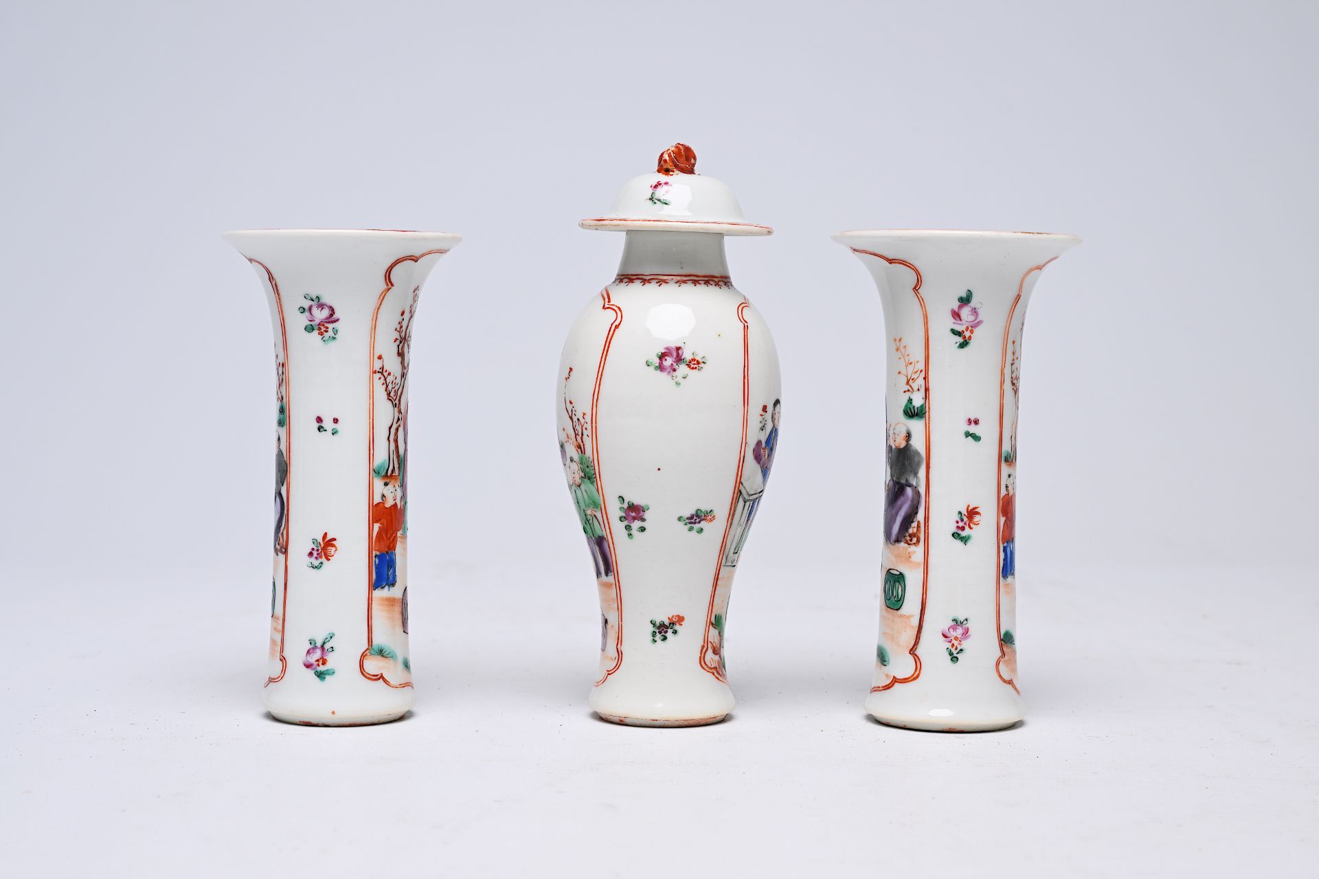 A Chinese famille rose three-piece 'mandarin subject' garniture, Qianlong - Bild 2 aus 6