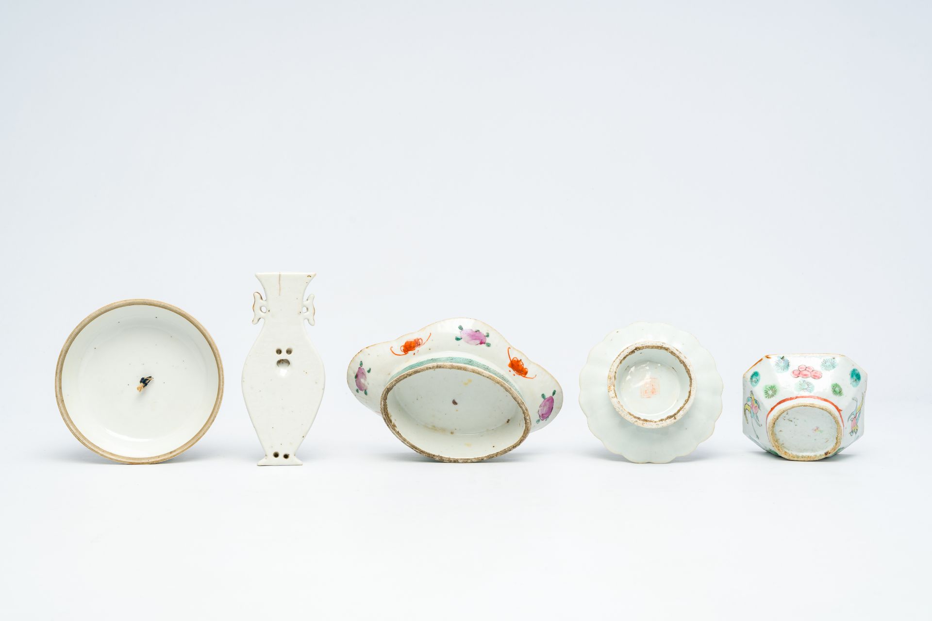 A varied collection of Chinese qianjiang cai and famille rose porcelain, 19th/20th C. - Image 10 of 10