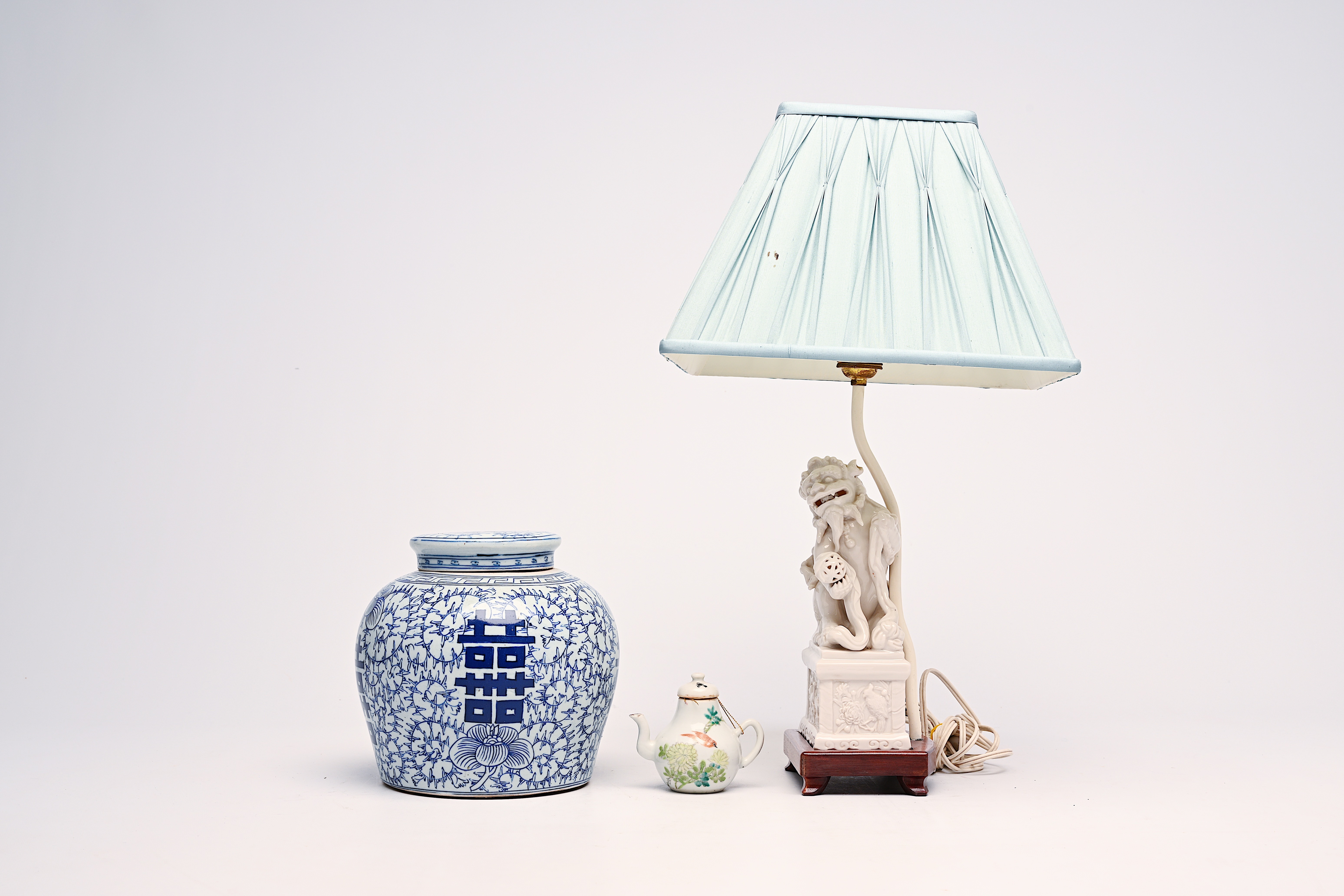 A varied collection of Chinese blue, white and blanc de Chine, Japanese Imari and Samson famille ros - Image 3 of 9