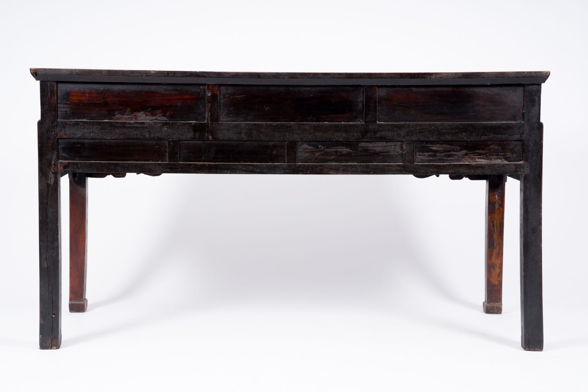 A Chinese wood wall console with partly gilt relief design, 19th/20th C. - Image 5 of 7