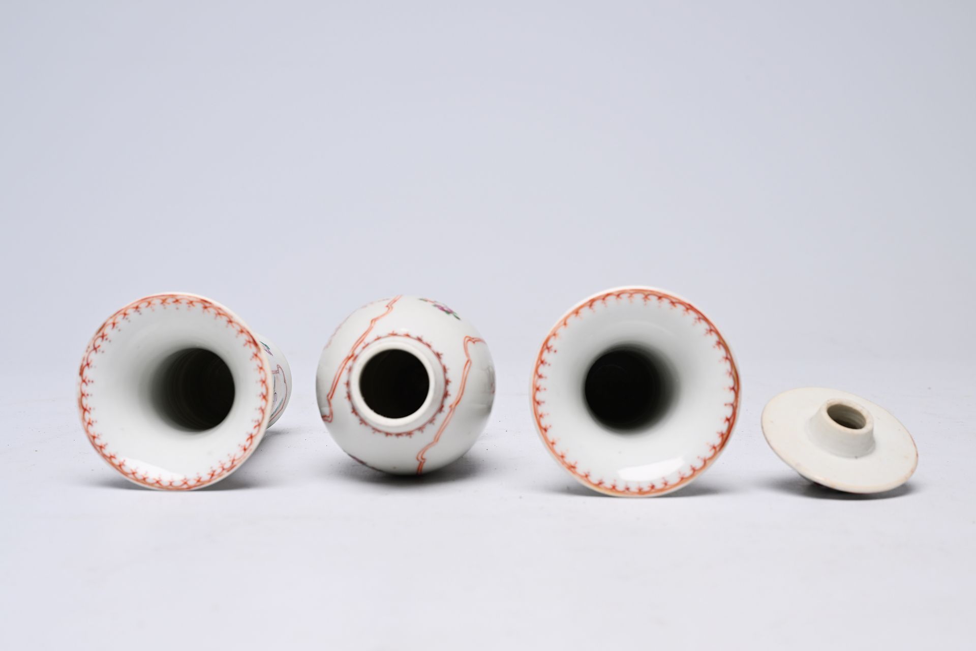 A Chinese famille rose three-piece 'mandarin subject' garniture, Qianlong - Bild 5 aus 6