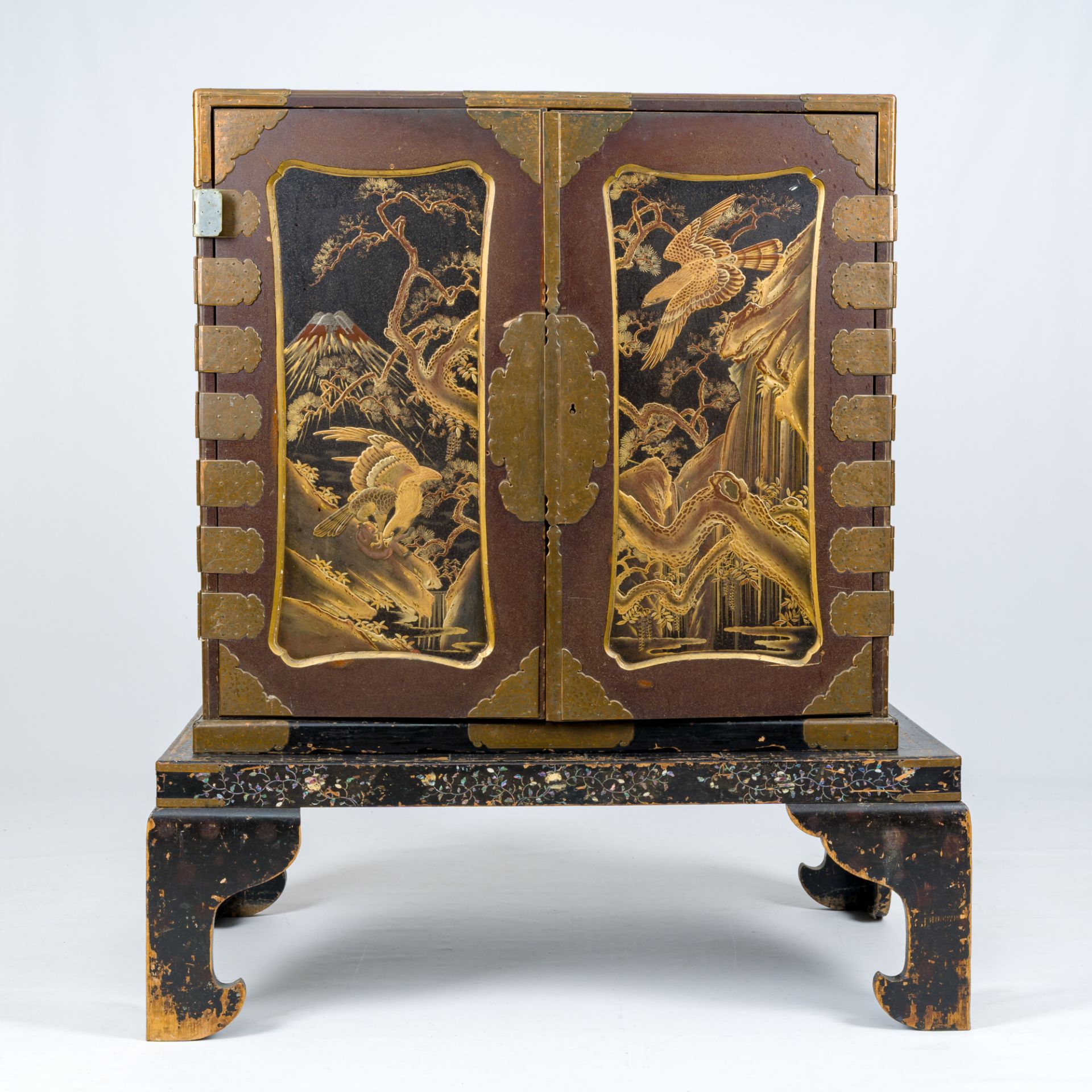 A Japanese lacquer cabinet on mother-of-pearl-inlaid stand, Meiji, 19th C. - Image 4 of 14