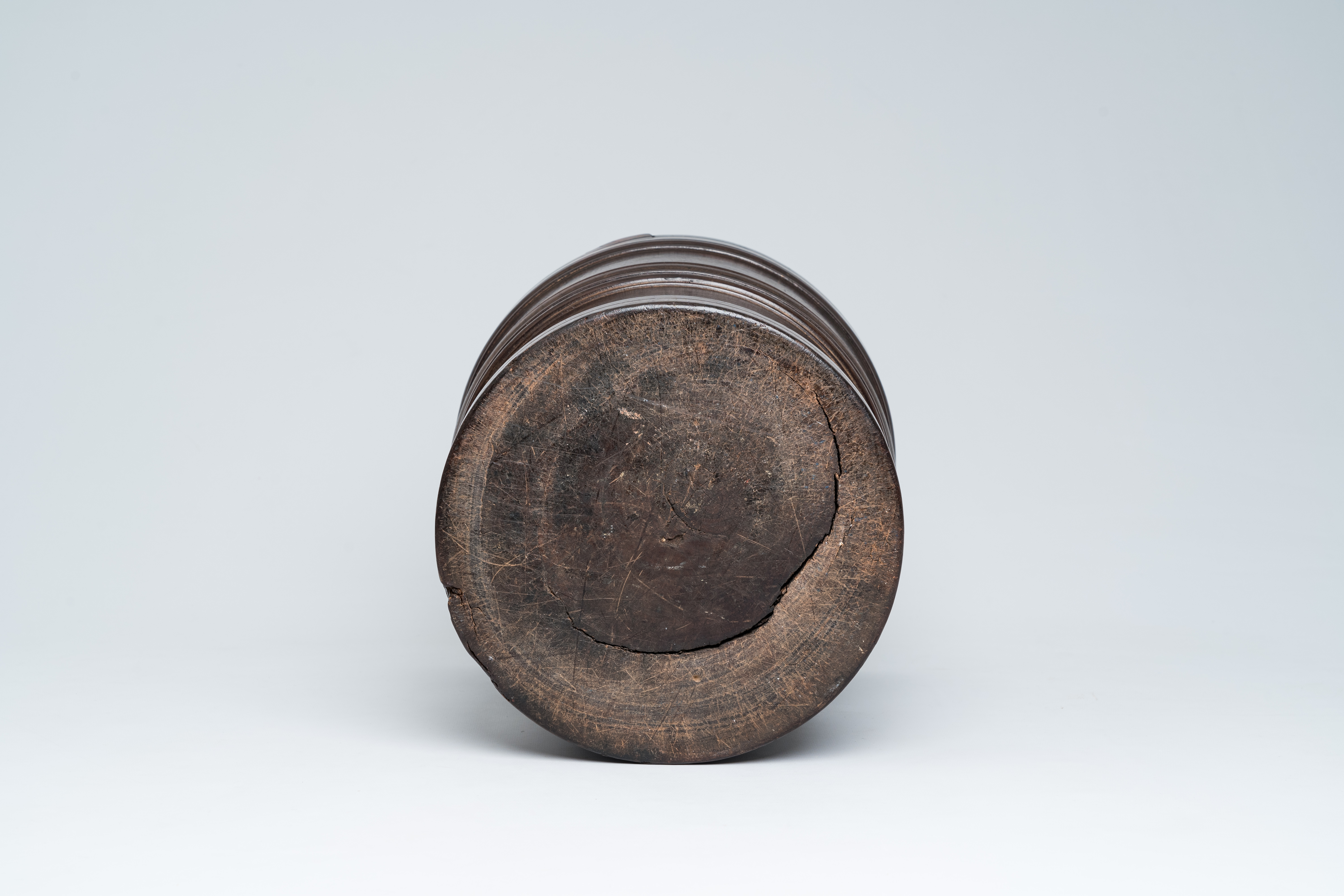 A large English turned wood mortar and pestle, second half 17th C. - Image 8 of 12